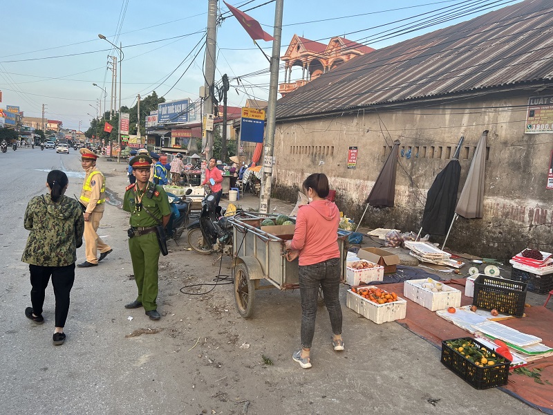 CAH Ba Vì tuyên truyền, vận động, giải toả các trường hợp lấn chiếm hành lang giao thông - ảnh 1