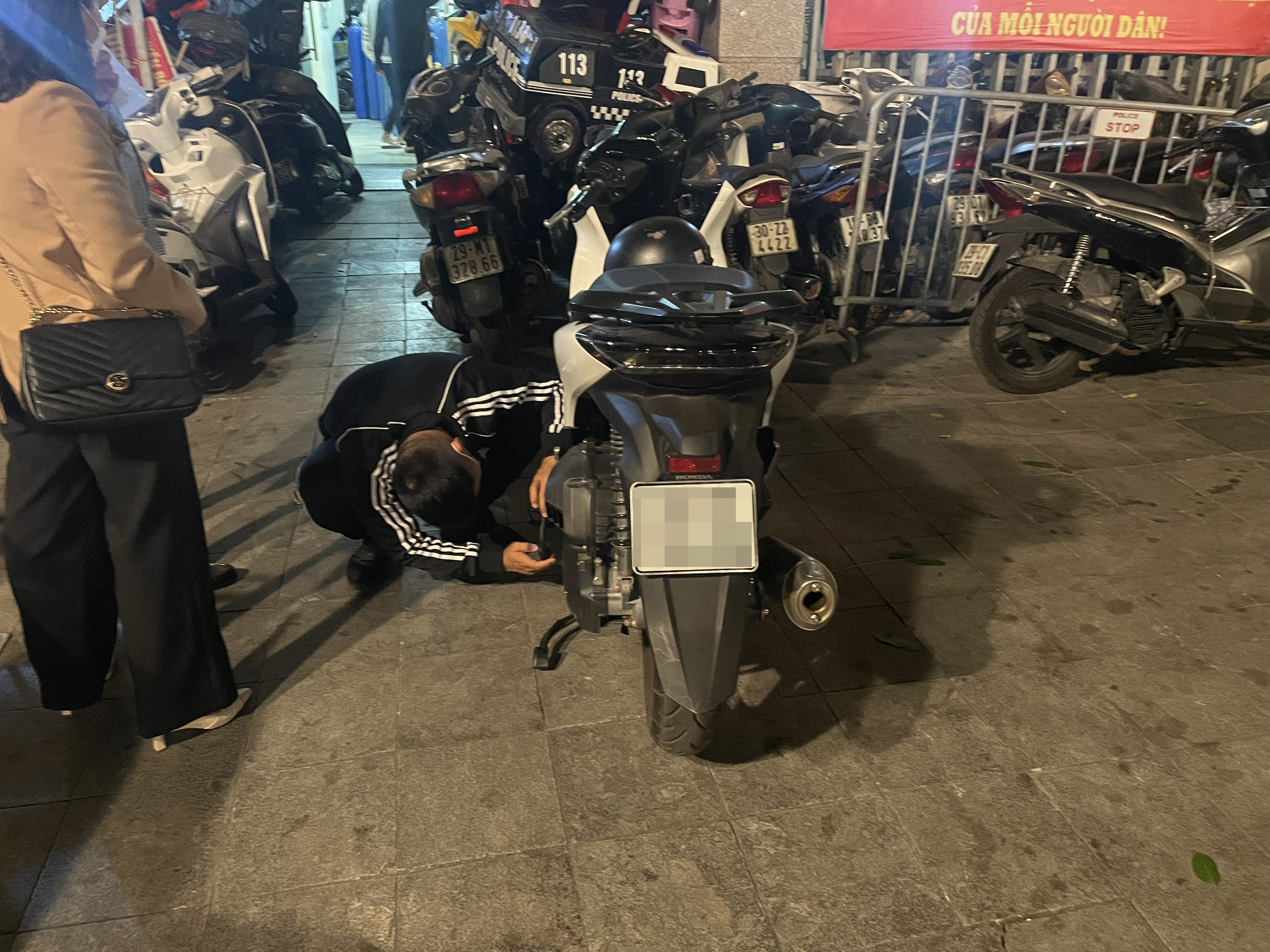 Hà Nội: Tổ công tác 141 hóa trang xử lí các trường hợp nẹt pô gây mất trật tự xã hội - ảnh 2