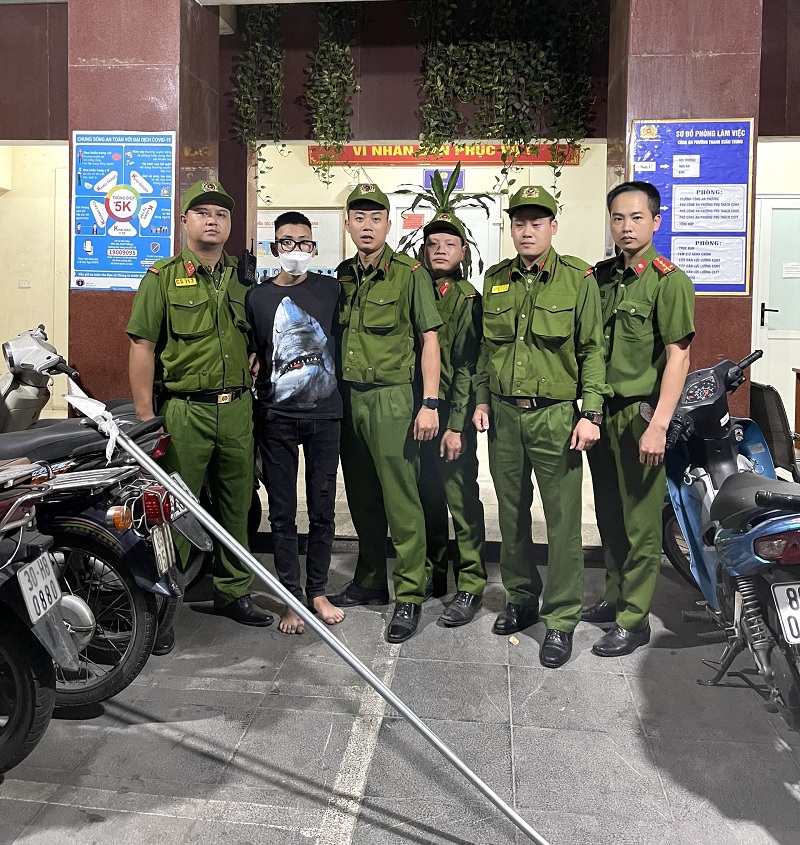 Bắt giữ các đối tượng mang theo hung khí gây mất ANTT trong đêm - ảnh 1