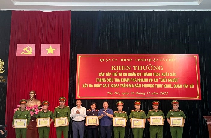 Khen thưởng tập thể, cá nhân điều tra khám phá nhanh vụ án giết người - ảnh 1