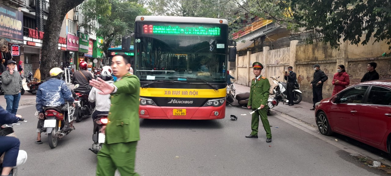 Xe buýt lấn làn gây tai nạn - ảnh 1