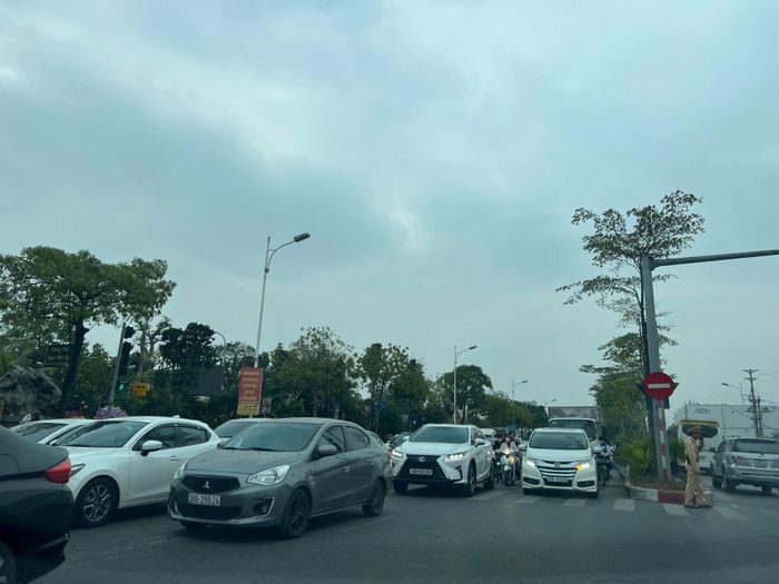 CSGT Hà Nội tuần tra giải quyết ùn tắc ngày cuối kỳ nghỉ Tết Dương lịch - ảnh 2