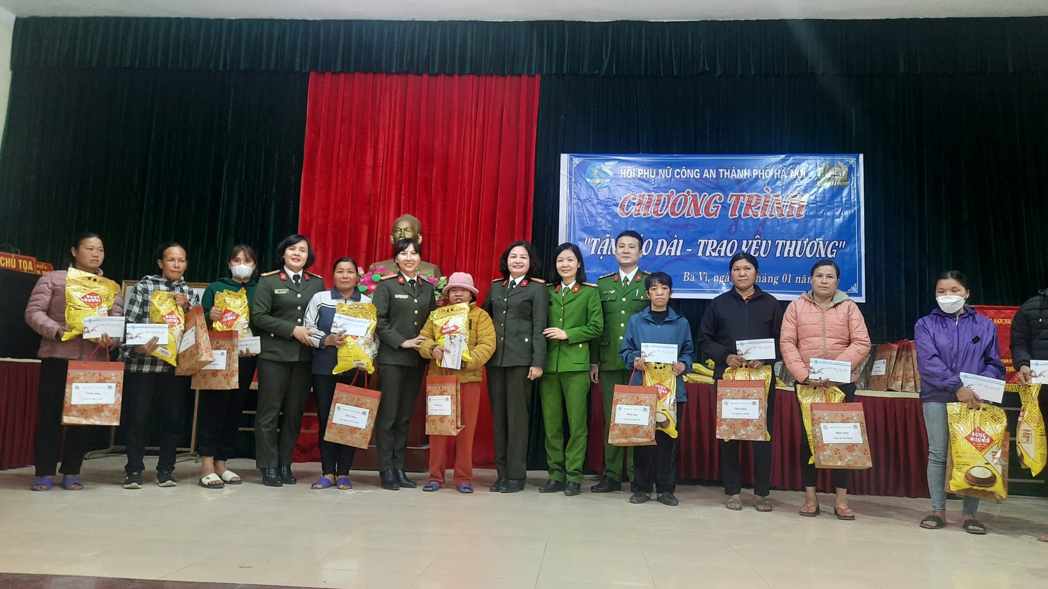 Hội Phụ nữ công an Hà Nội: Tổ chức chương trình “Tặng áo dài, trao yêu thương” - ảnh 1