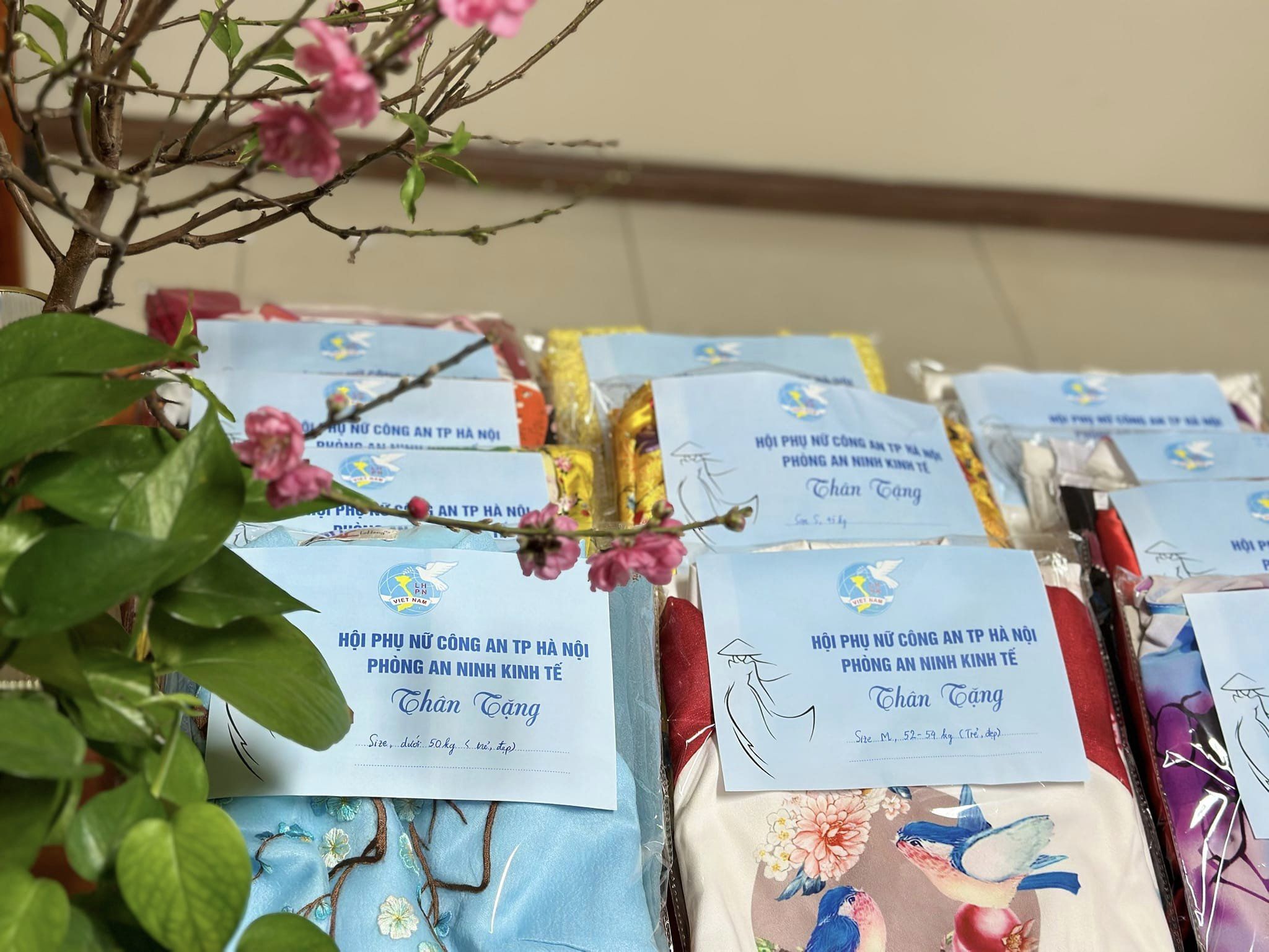 Hội Phụ nữ công an Hà Nội: Tổ chức chương trình “Tặng áo dài, trao yêu thương” - ảnh 2
