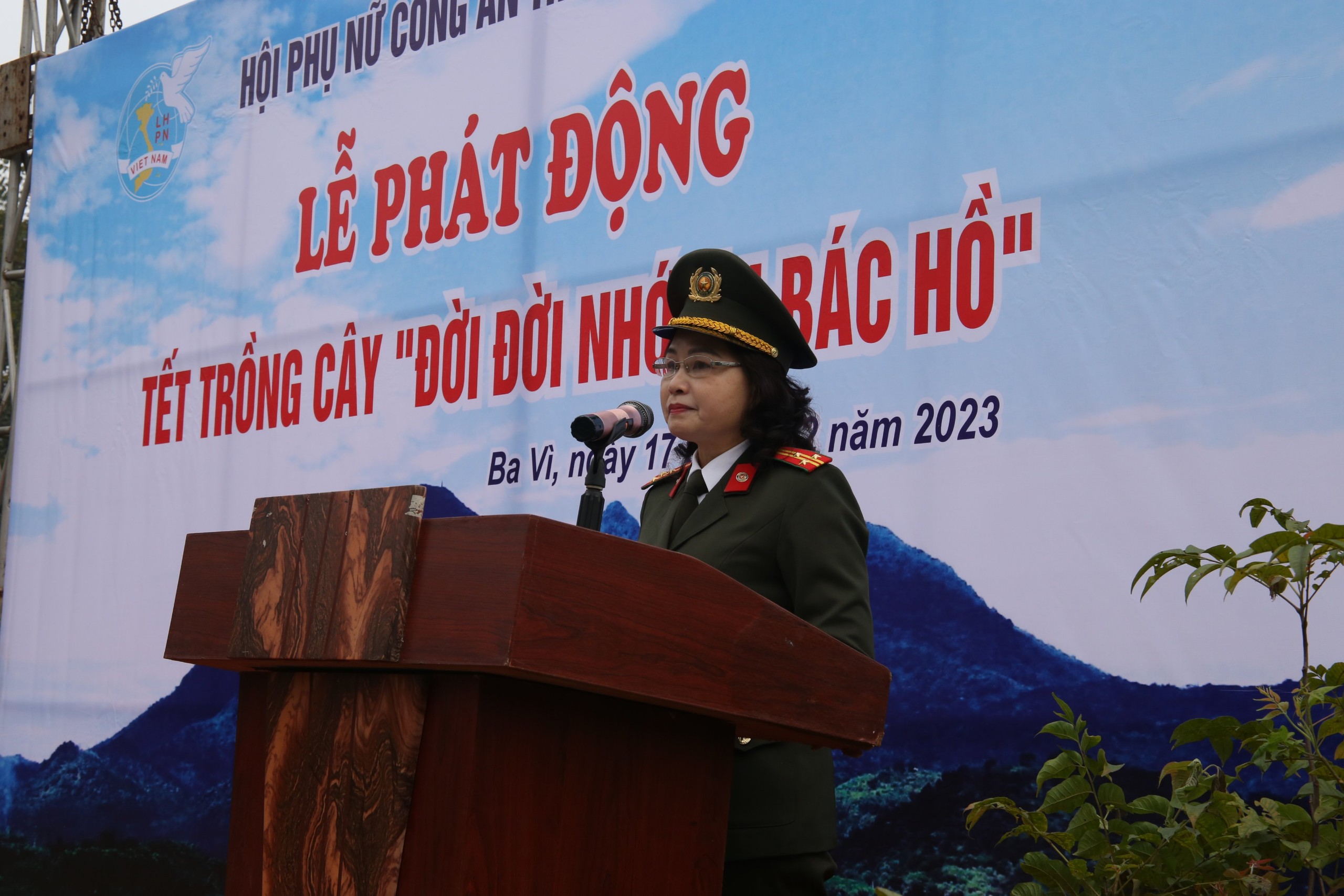 Hội phụ nữ công an Hà Nội: Tổ chức dâng hương báo công, phát động Tết trồng cây - ảnh 2