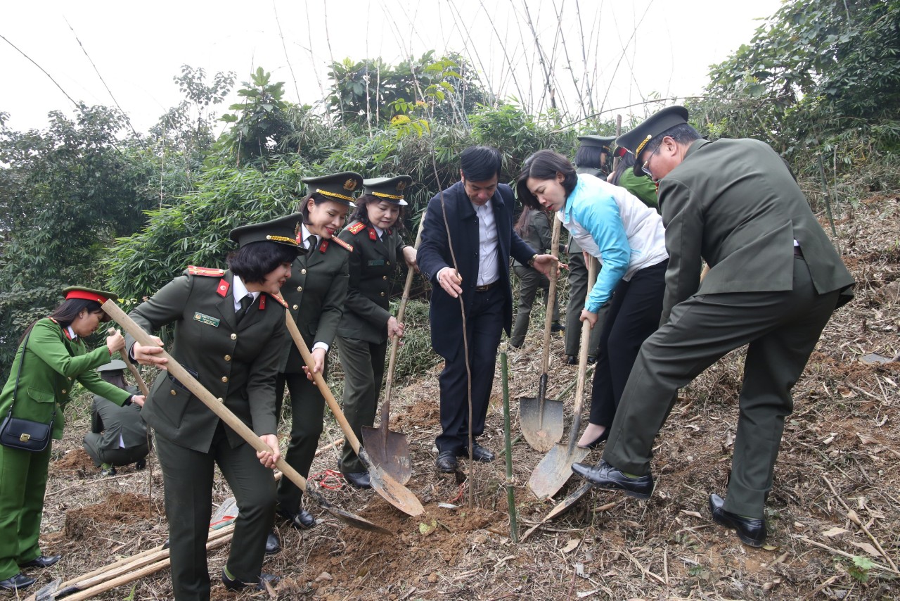 Hội phụ nữ công an Hà Nội: Tổ chức dâng hương báo công, phát động Tết trồng cây - ảnh 3