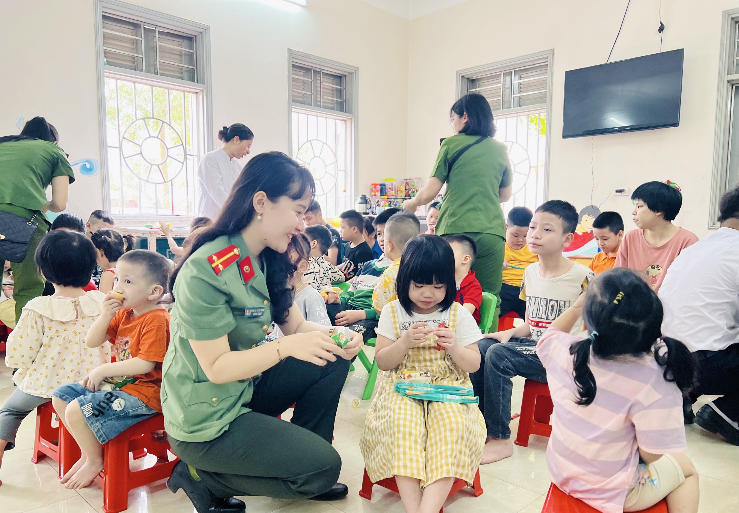 Tuổi trẻ cảnh sát môi trường Hà Nội và công an huyện Phú Xuyên sôi nổi hưởng ứng tháng thanh niên 2023 - ảnh 2