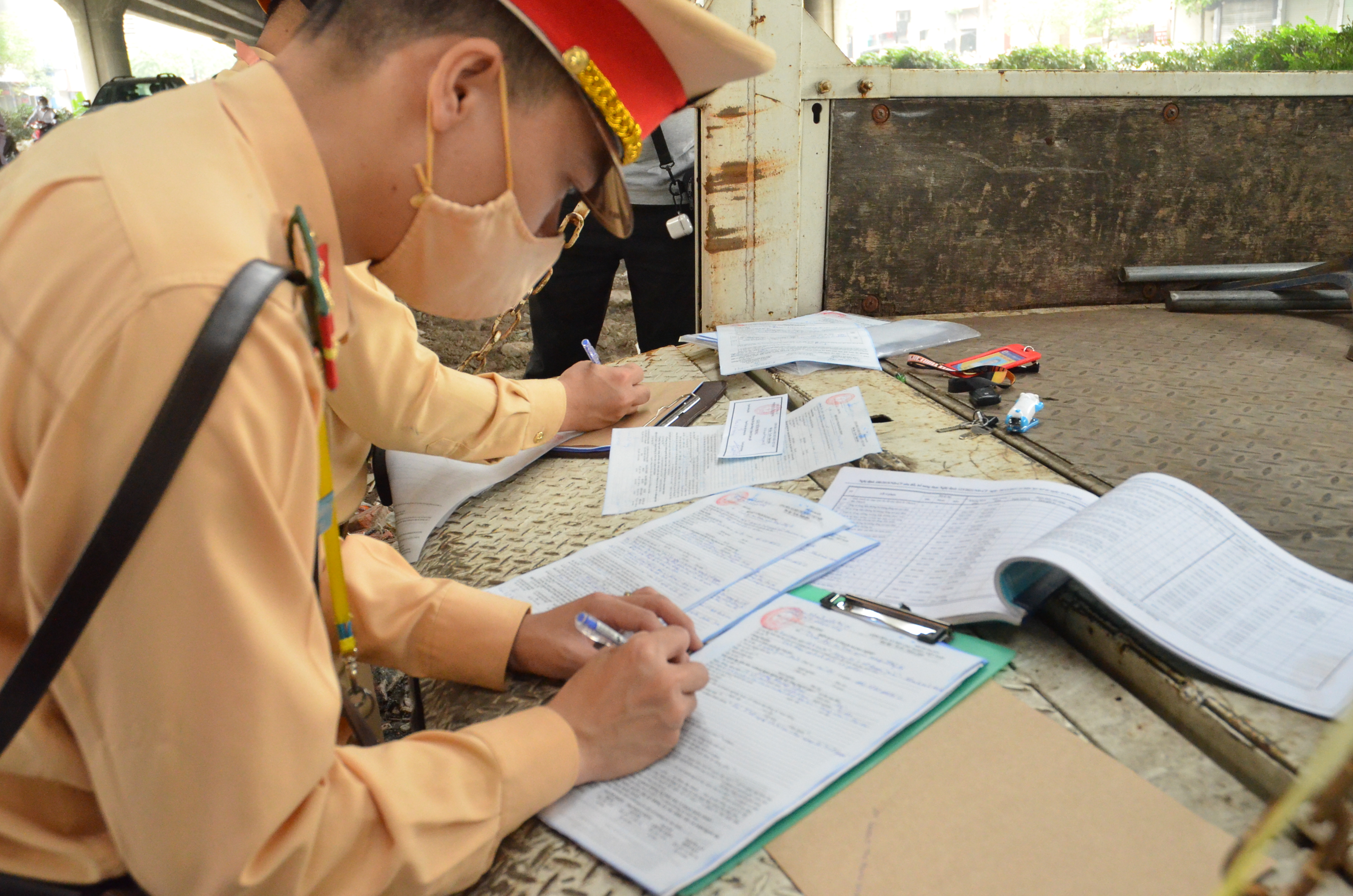 Bất chấp nguy hiểm, nhiều phương tiện quay đầu bỏ chạy khi gặp lực lượng CSGT - ảnh 3