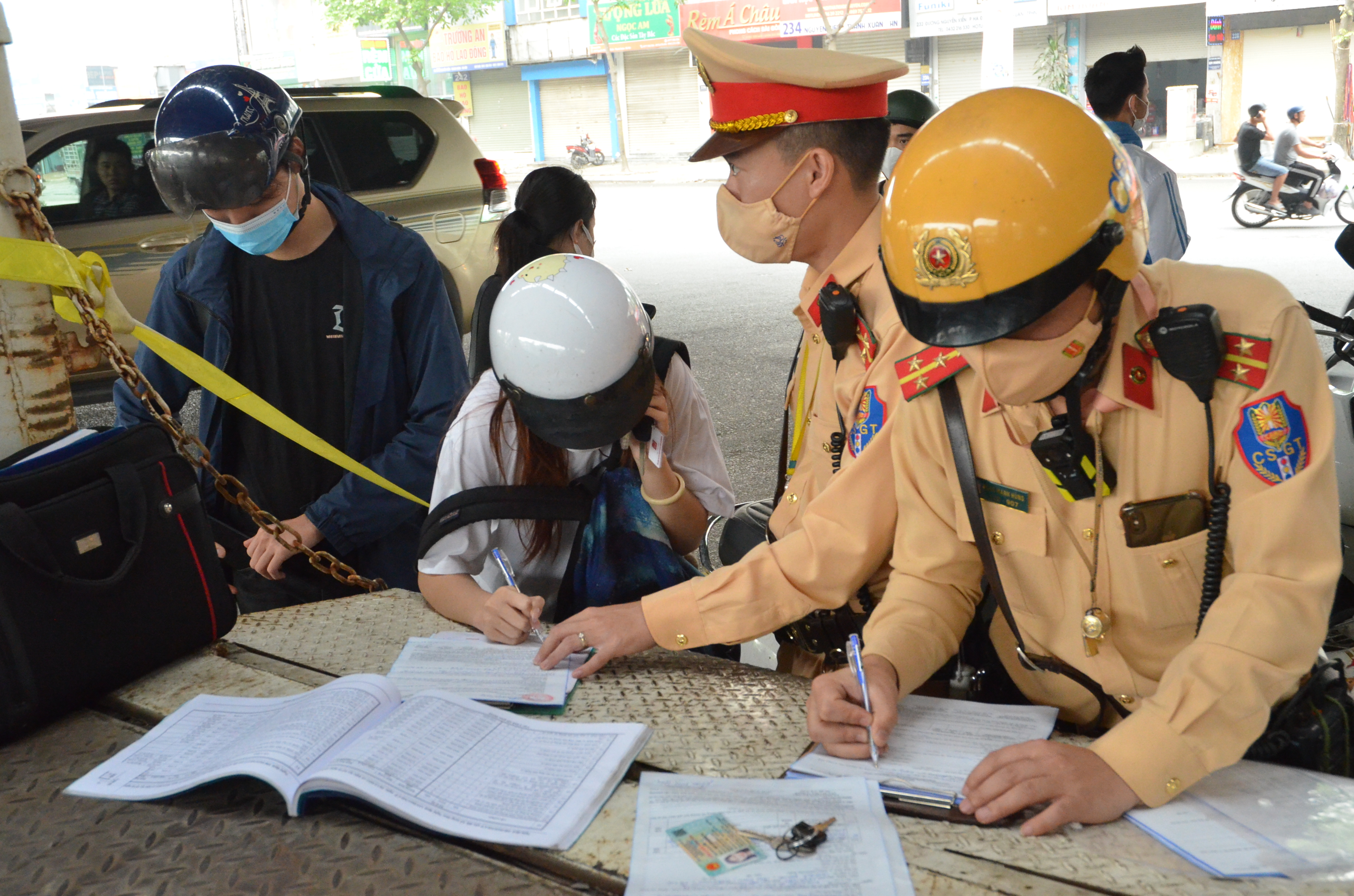 “Không có vùng cấm, ngoại lệ” trong xử lý vi phạm trật tự an toàn giao thông - ảnh 1