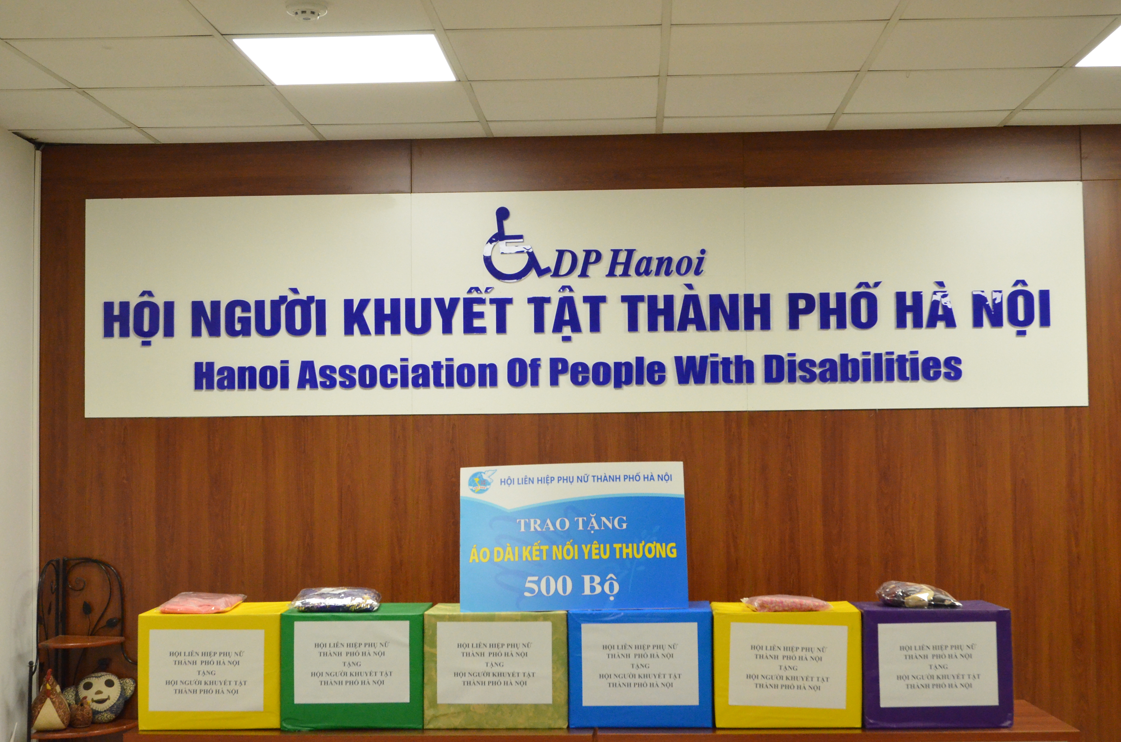  Hội LHPN Hà Nội: Trao tặng 500 bộ áo dài cho cán bộ, hội viện phụ nữ Hội Người khuyết tật Thành phố - ảnh 4