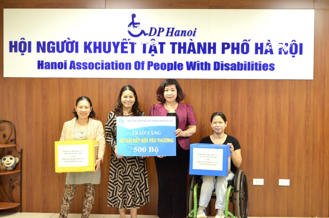  Hội LHPN Hà Nội: Trao tặng 500 bộ áo dài cho cán bộ, hội viện phụ nữ Hội Người khuyết tật Thành phố - ảnh 3