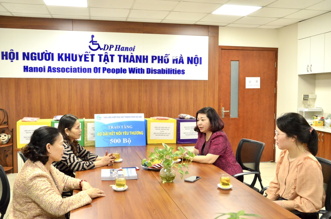  Hội LHPN Hà Nội: Trao tặng 500 bộ áo dài cho cán bộ, hội viện phụ nữ Hội Người khuyết tật Thành phố - ảnh 2