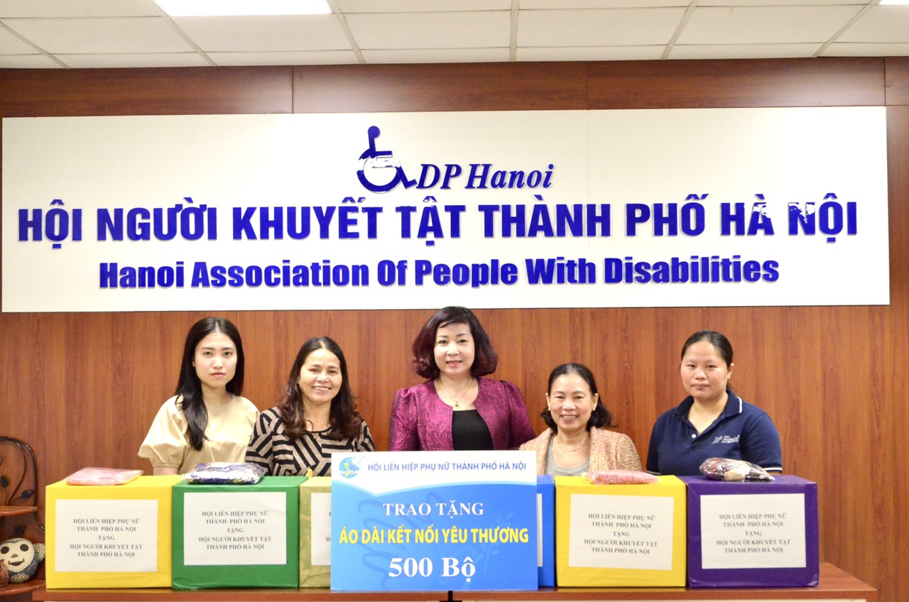  Hội LHPN Hà Nội: Trao tặng 500 bộ áo dài cho cán bộ, hội viện phụ nữ Hội Người khuyết tật Thành phố - ảnh 1