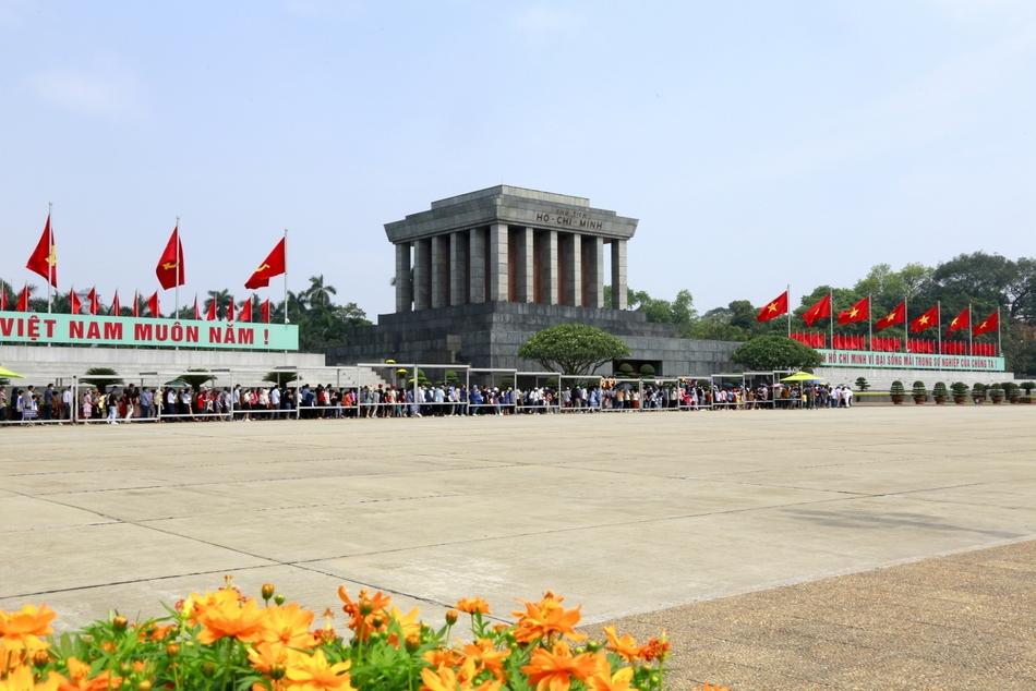 Hơn 52 nghìn lượt khách vào Lăng viếng Chủ tịch Hồ Chí Minh trong 3 ngày nghỉ lễ - ảnh 1