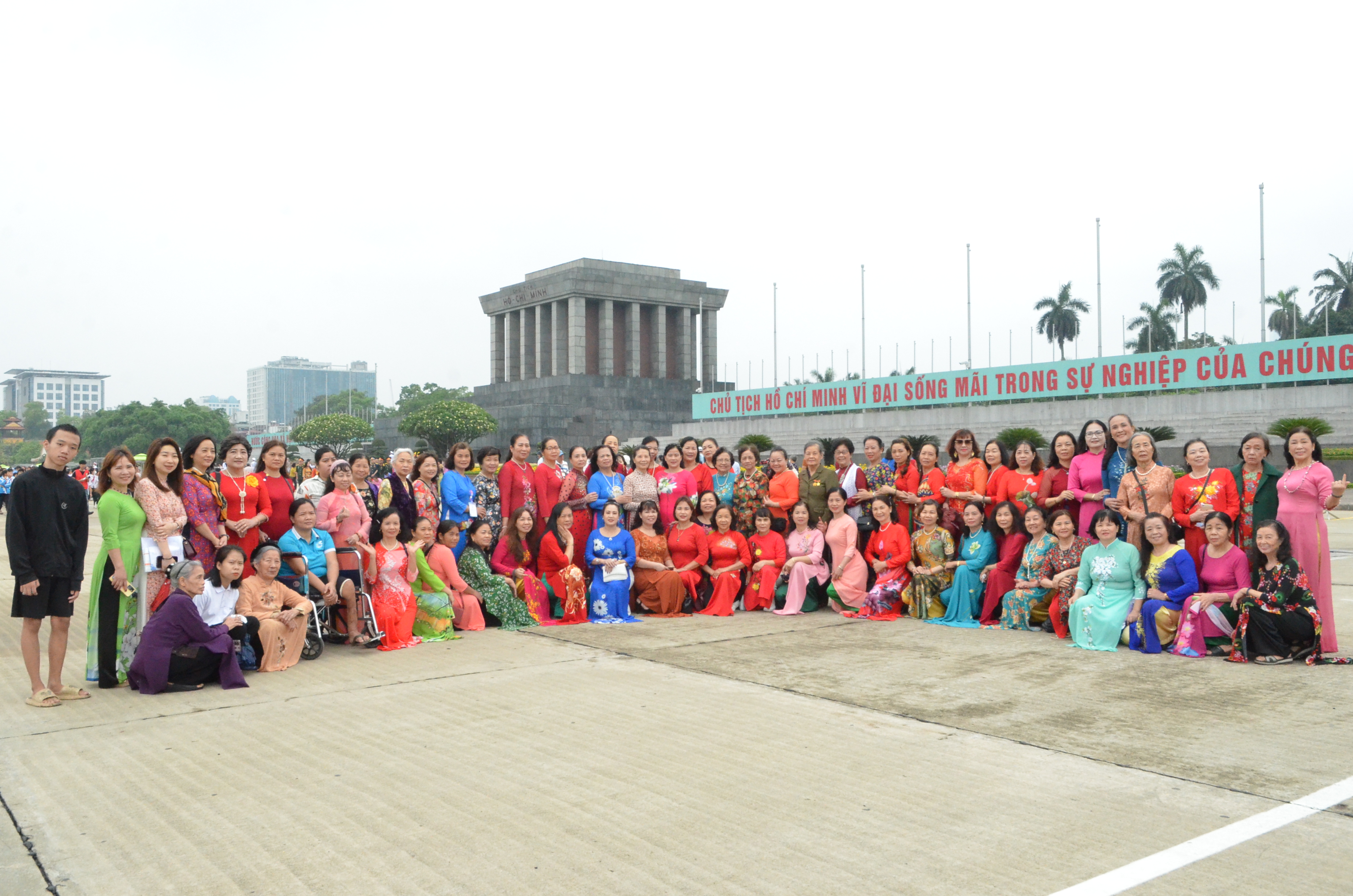 Gần 100 hội viên Câu lạc bộ Phụ nữ Thủ đô dâng hoa vào Lăng viếng Chủ tịch Hồ Chí Minh - ảnh 4