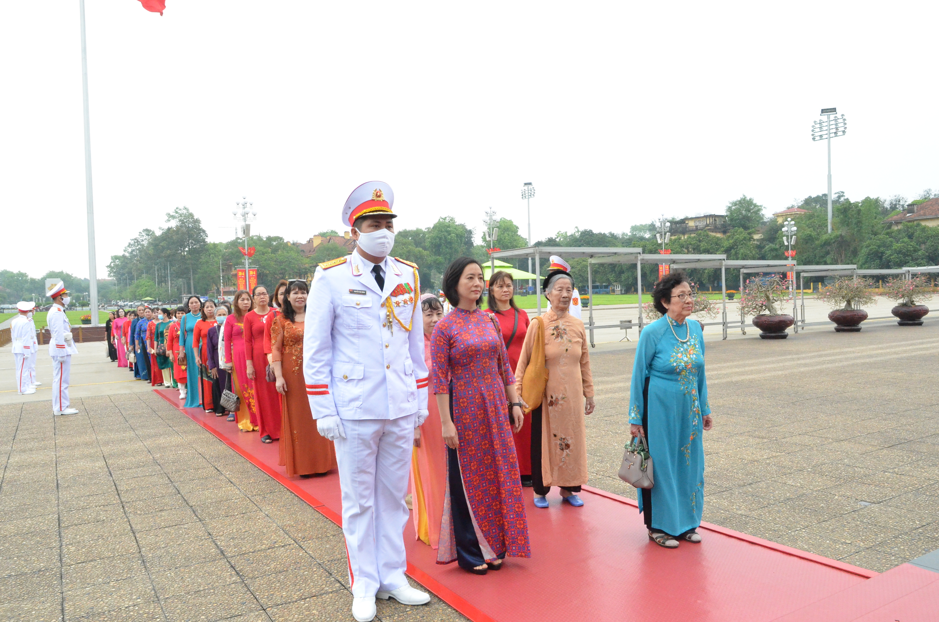 Gần 100 hội viên Câu lạc bộ Phụ nữ Thủ đô dâng hoa vào Lăng viếng Chủ tịch Hồ Chí Minh - ảnh 2