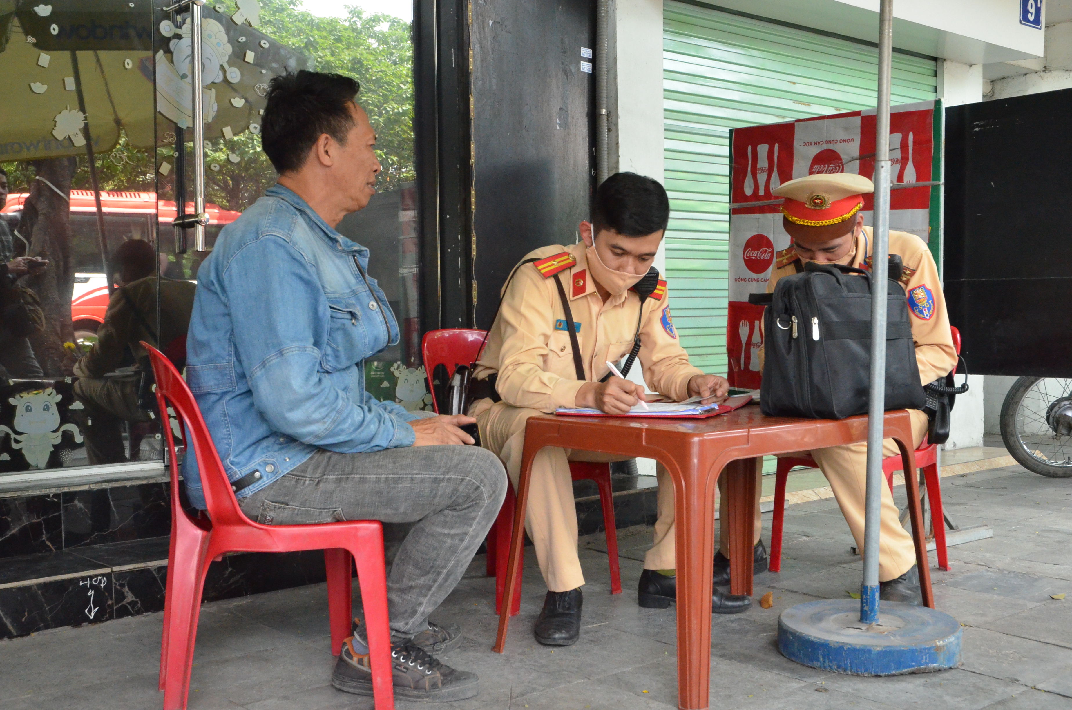 Phát hiện, xử lý hàng loạt phương tiện chở hàng cồng kềnh - ảnh 3