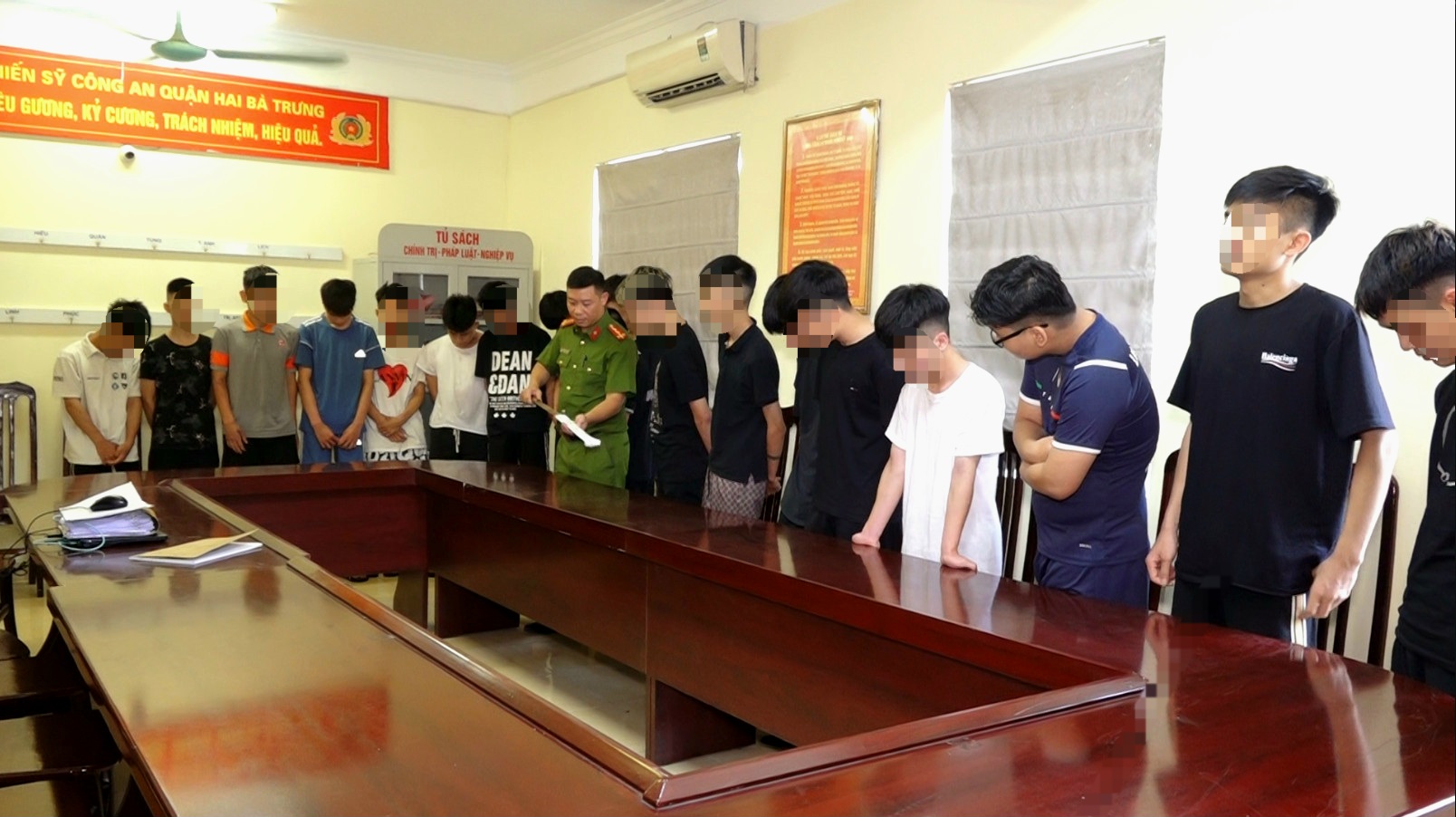 Tạm giữ hình sự 20 thanh thiếu niên chém người vô cớ - ảnh 1