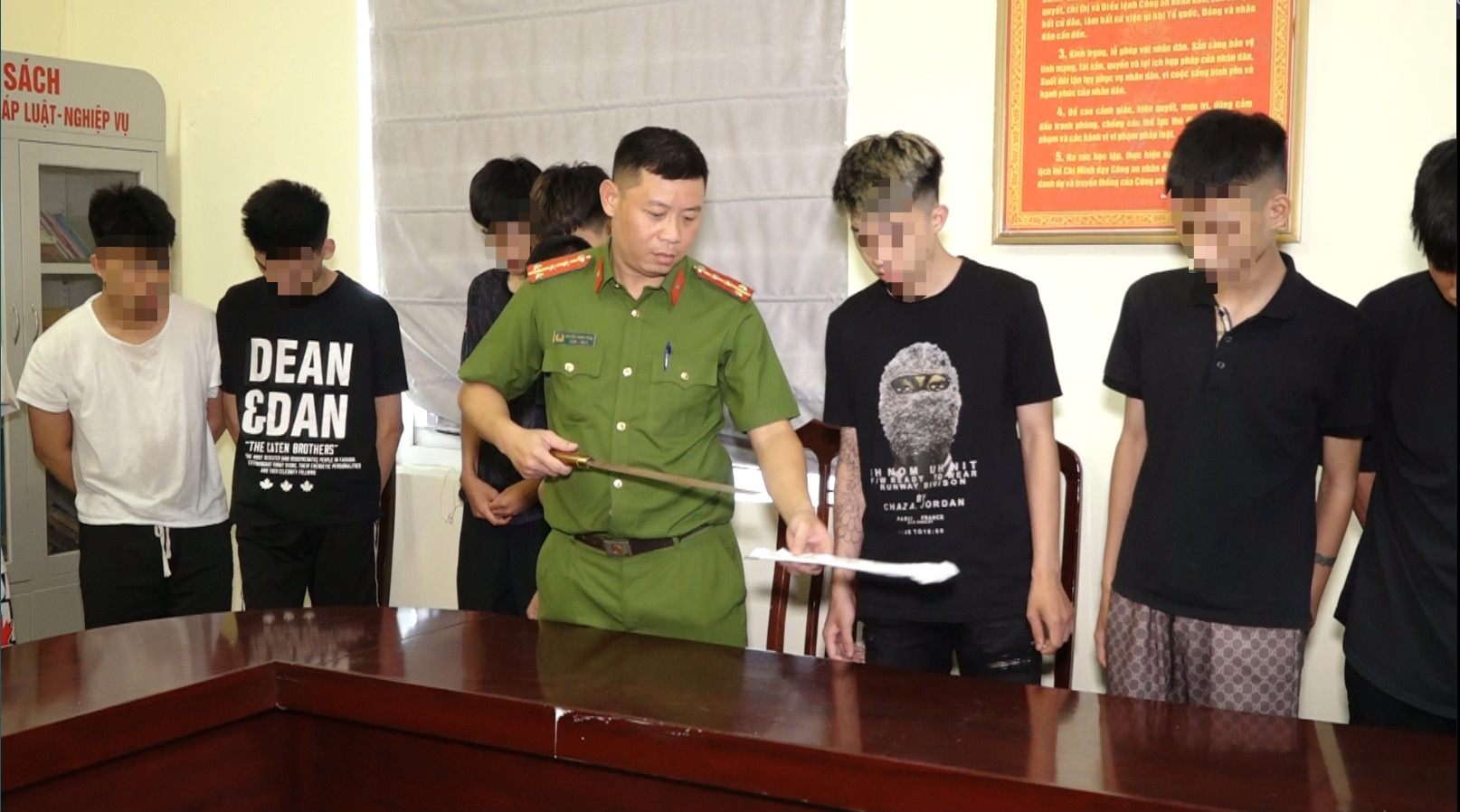 Tạm giữ hình sự 20 thanh thiếu niên chém người vô cớ - ảnh 2