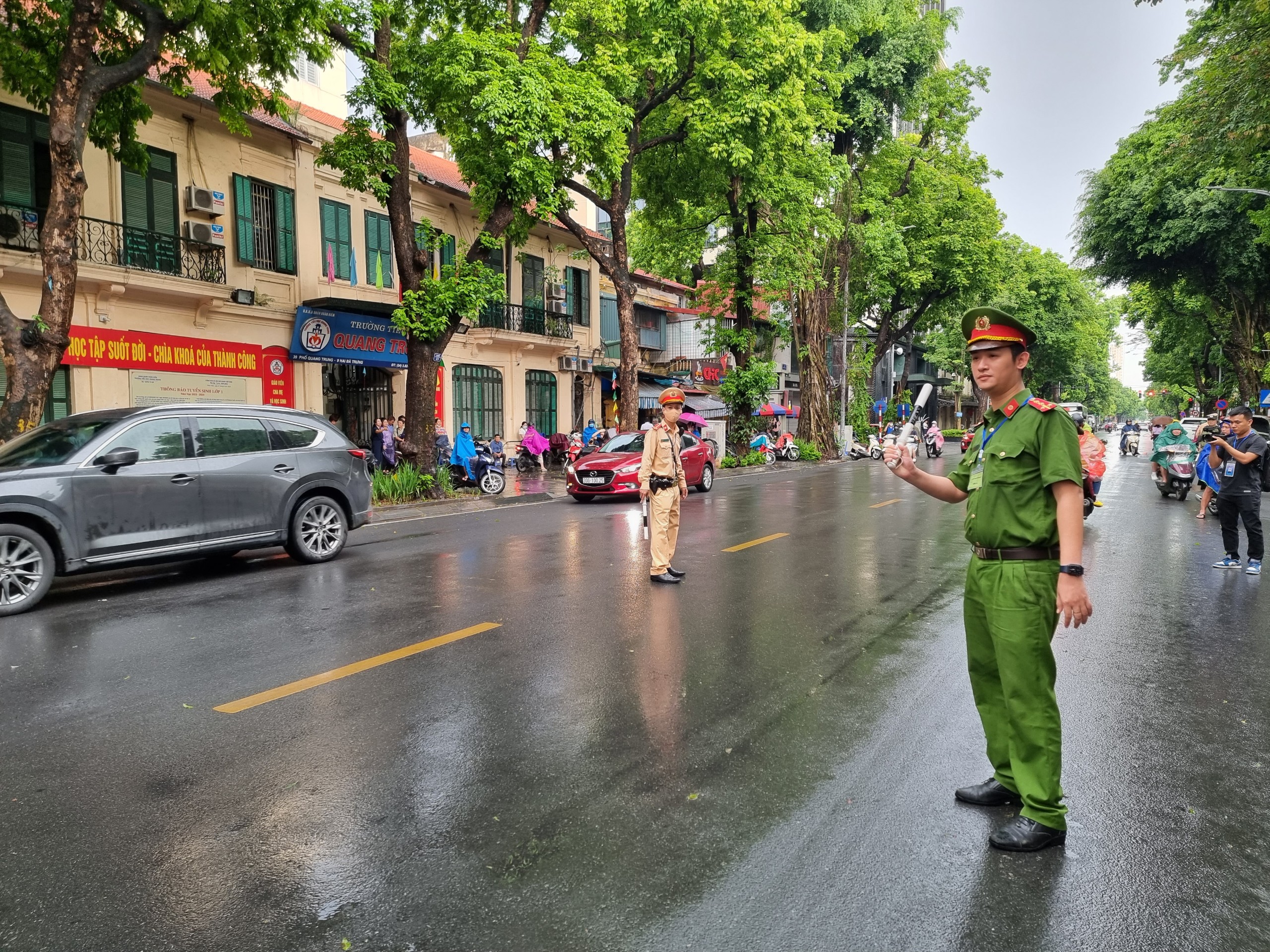 Lực lượng CSGT đội mưa, phân làn đảm bảo an toàn cho kỳ thi tốt nghiệp THPT - ảnh 1