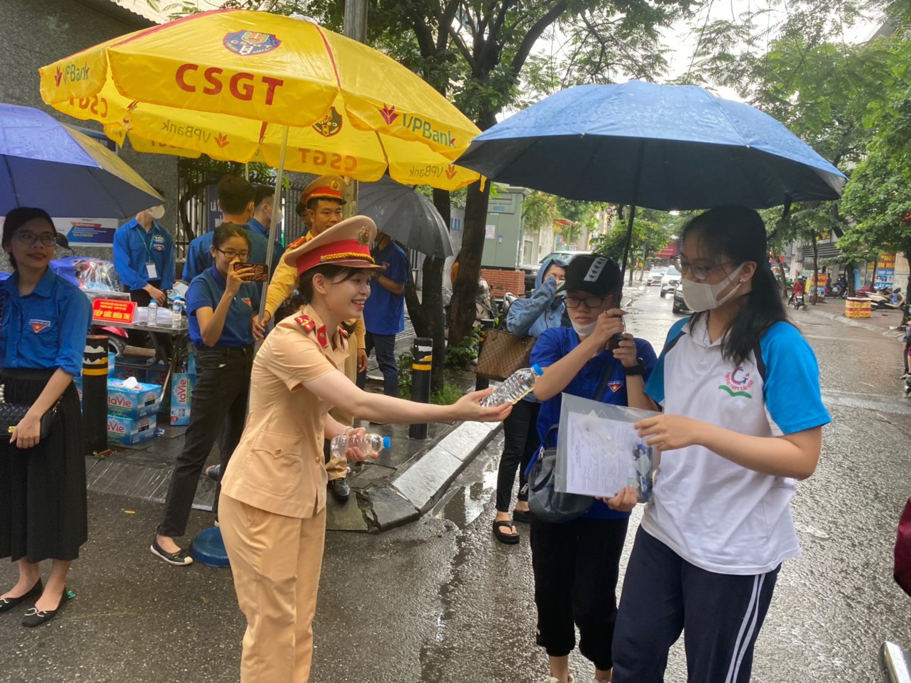 Lực lượng CSGT đội mưa, phân làn đảm bảo an toàn cho kỳ thi tốt nghiệp THPT - ảnh 3
