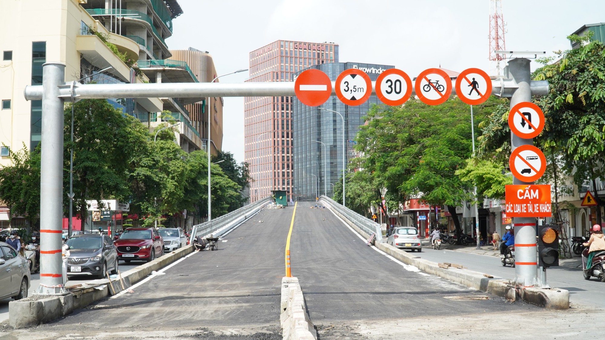 Tổ chức phân luồng giao thông tại cầu vượt chữ C nút giao Chùa Bộc - Phạm Ngọc Thạch - ảnh 1