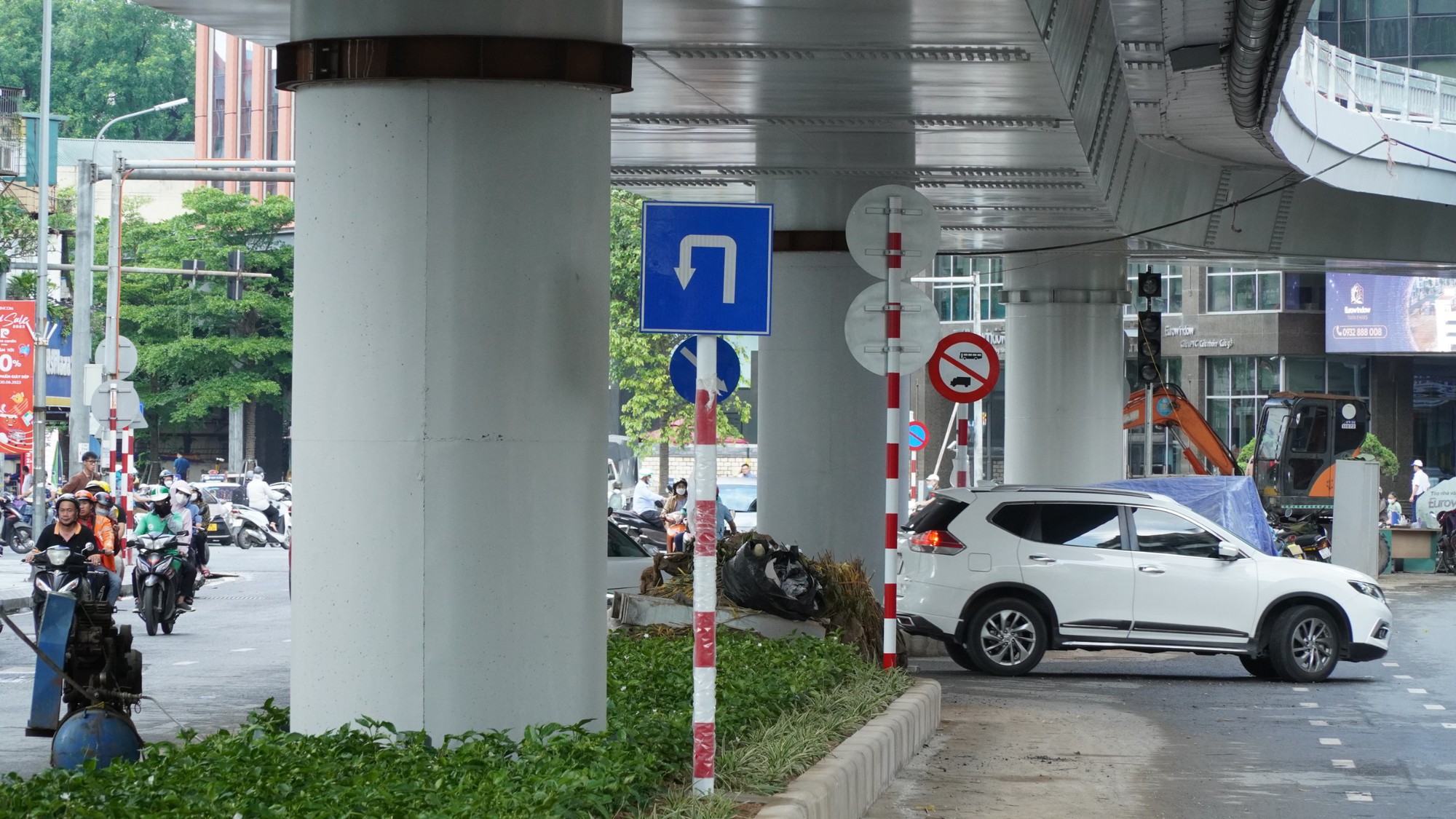 Tổ chức phân luồng giao thông tại cầu vượt chữ C nút giao Chùa Bộc - Phạm Ngọc Thạch - ảnh 2