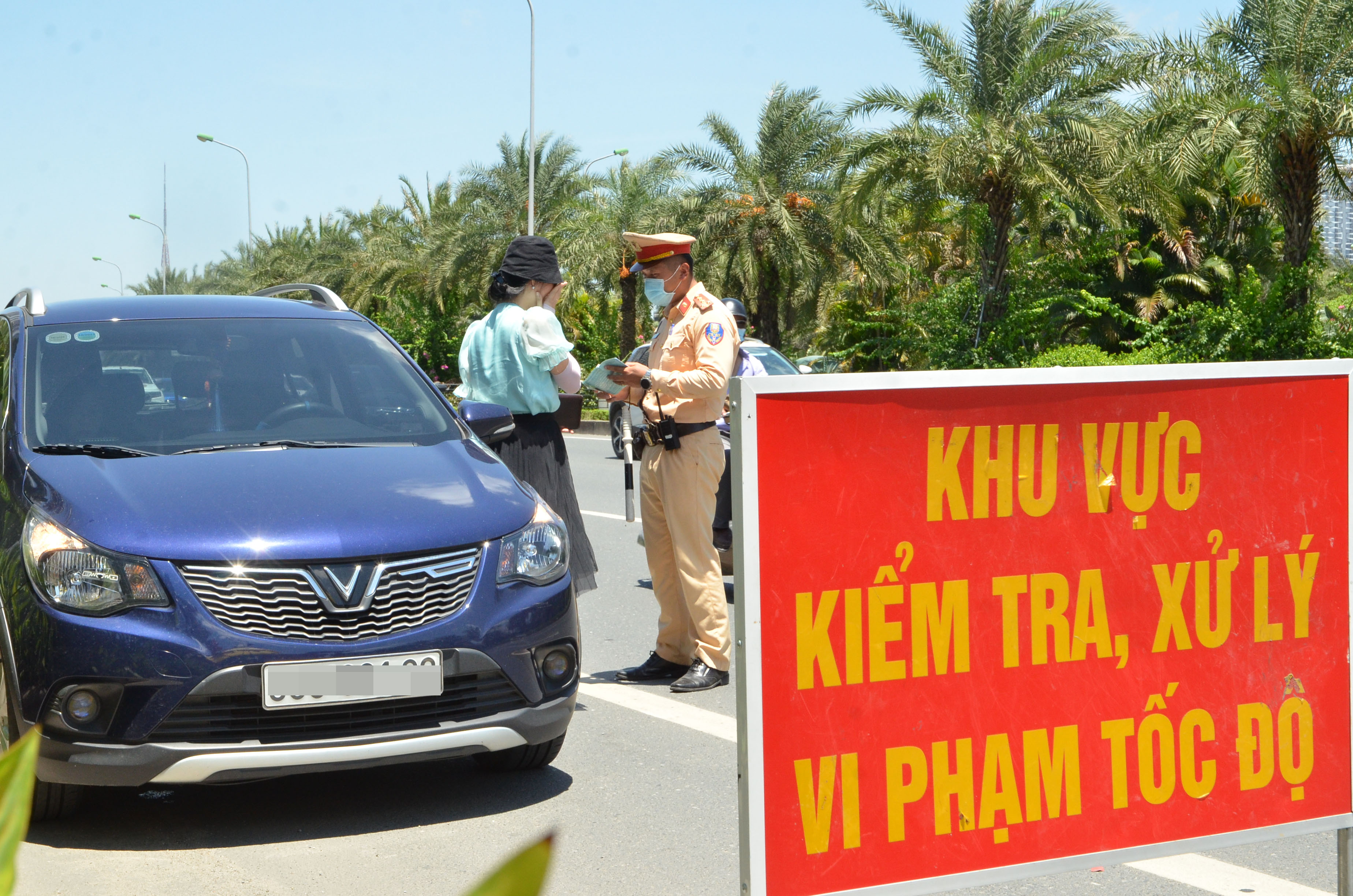 Cảnh sát giao thông “đội nắng” xử lý vi phạm về tốc độ - ảnh 2