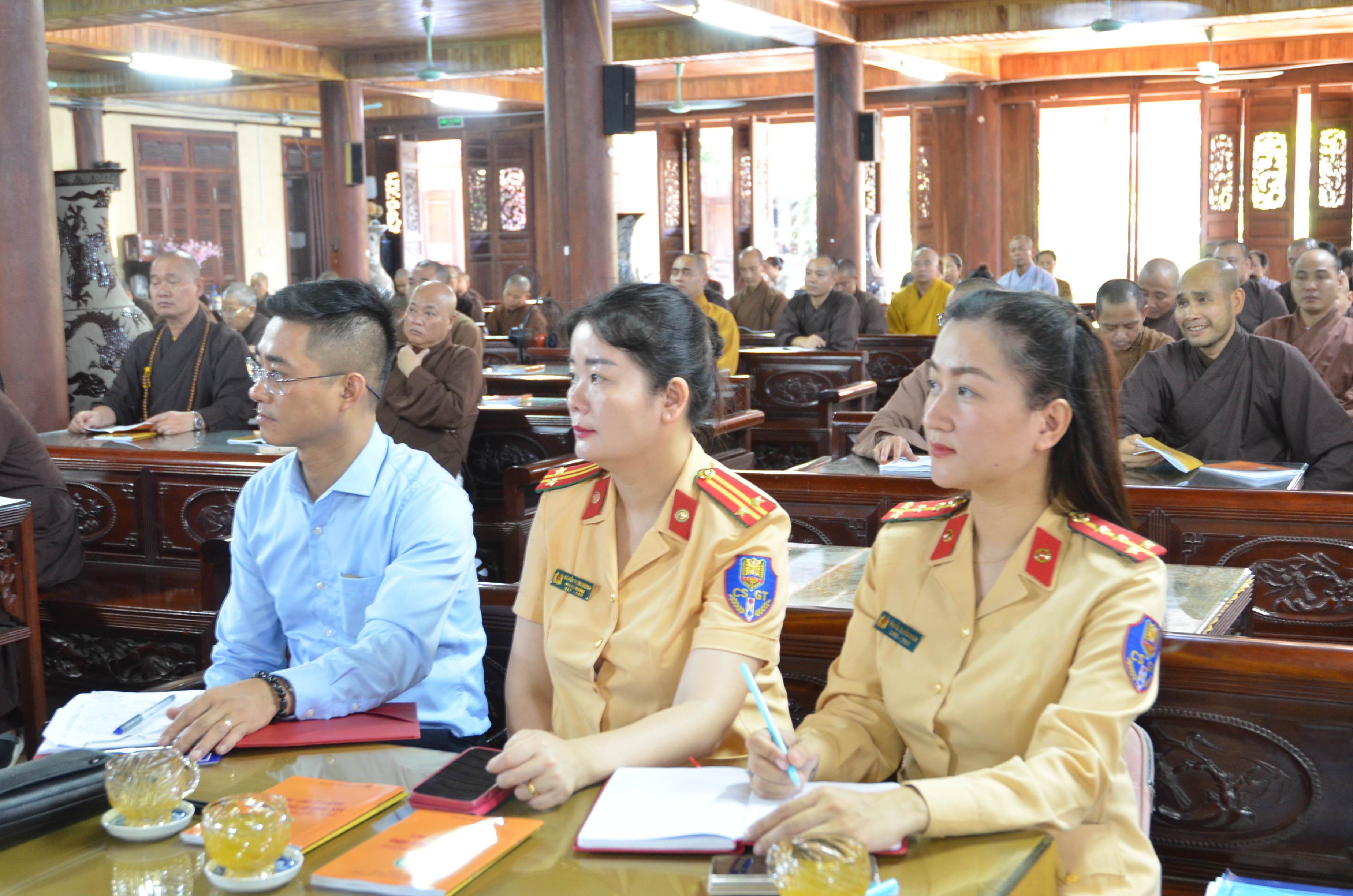 Tuyên truyền, phổ biến, vận động tăng ni tham gia bảo đảm ATGT - ảnh 1