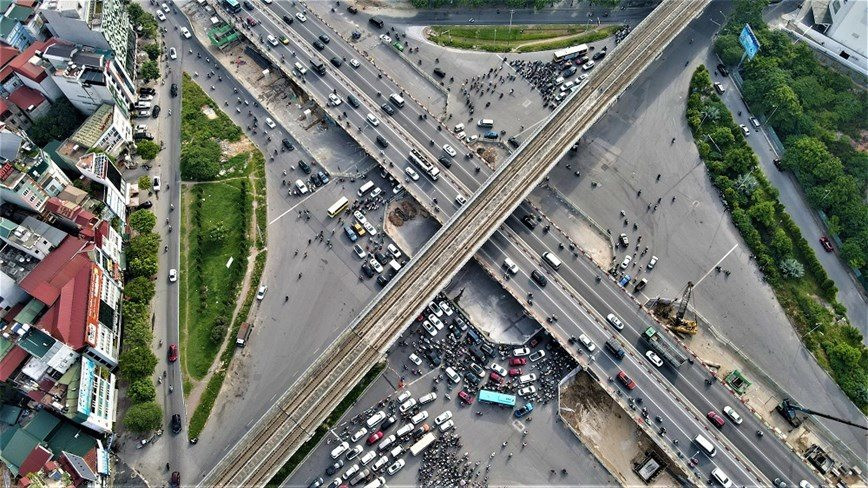 Điều chỉnh phân luồng giao thông tại nút giao Mai Dịch  - ảnh 1