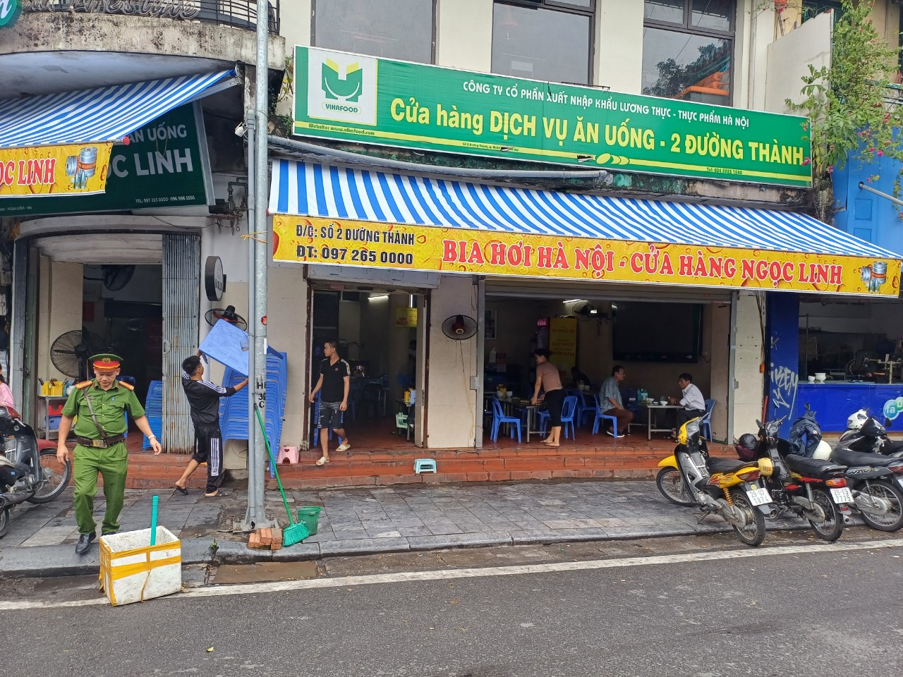 Phường Cửa Đông (Hoàn Kiếm, Hà Nội): Ra quân lập lại trật tự vỉa hè - ảnh 2