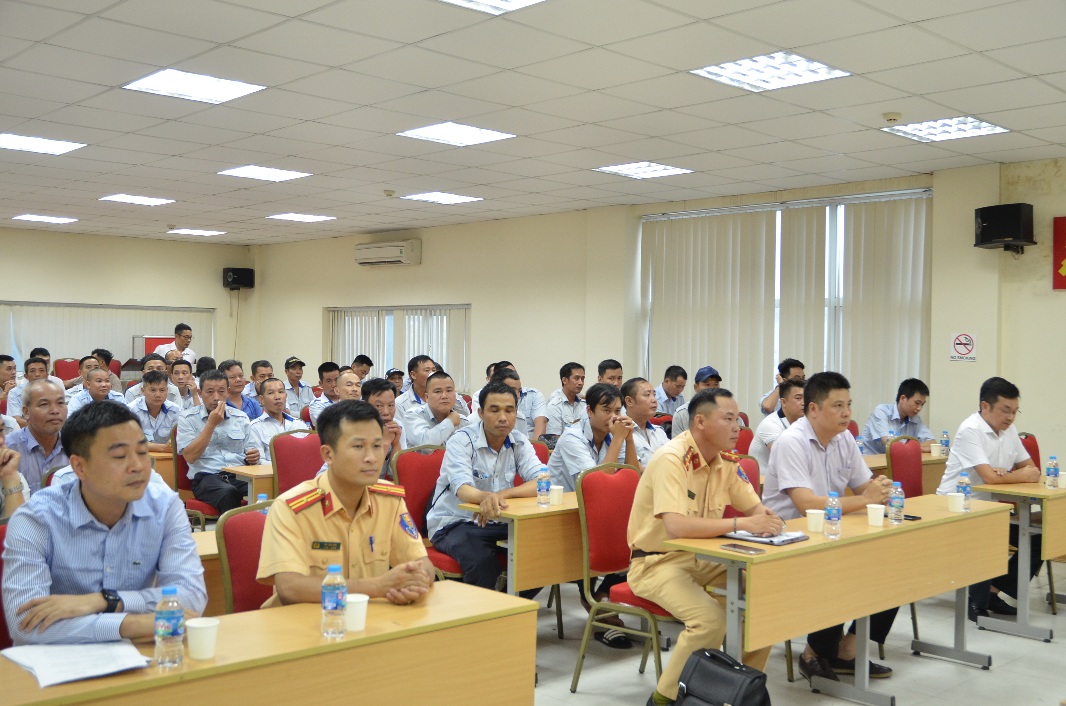 Tuyên truyền xây dựng ý thức tham gia giao thông cho tài xế xe buýt - ảnh 1