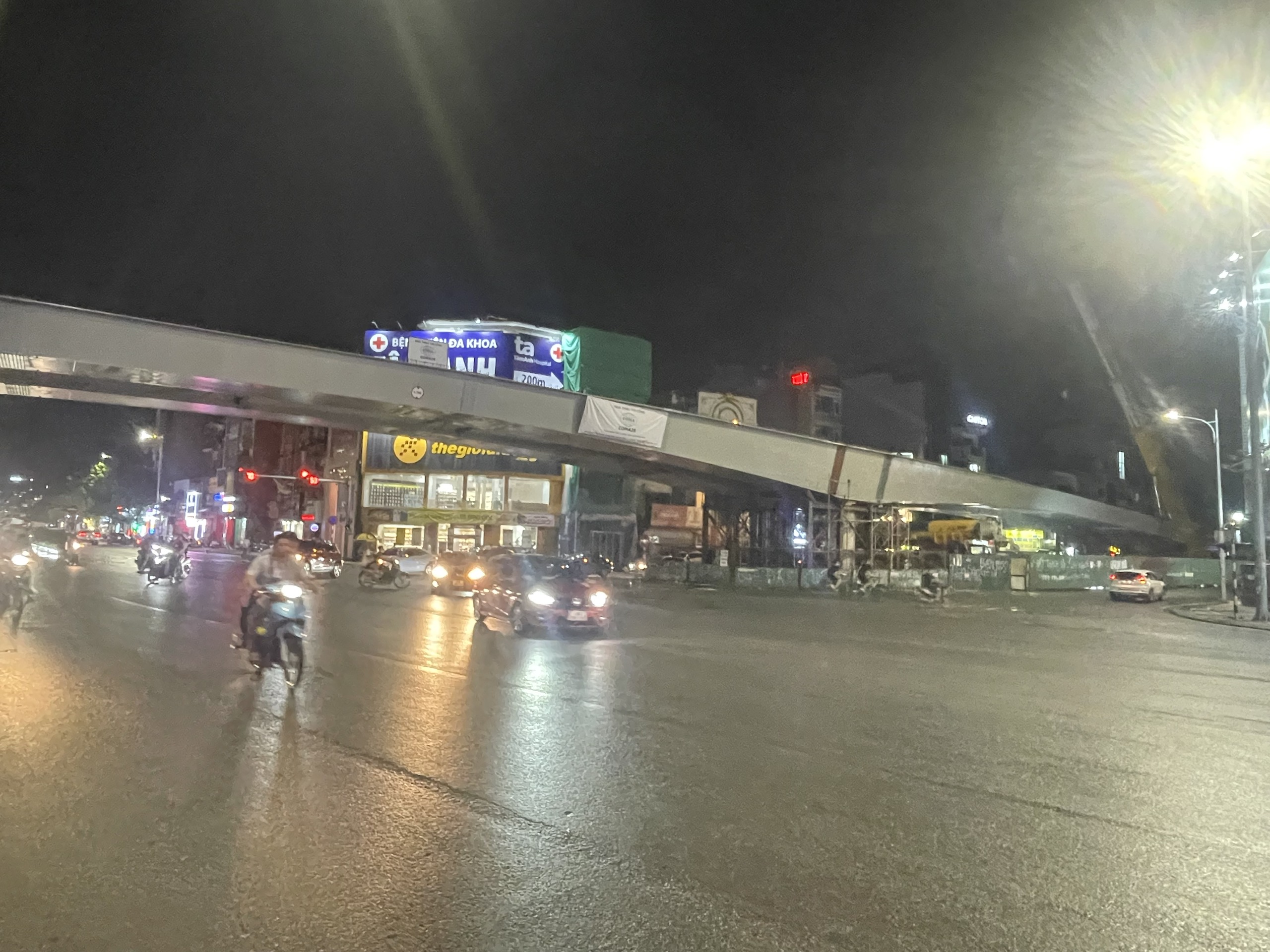Tổ chức phân luồng nút giao Hồng Tiến – Nguyễn Văn Cừ để phục vụ lao lắp dầm cầu vượt - ảnh 1