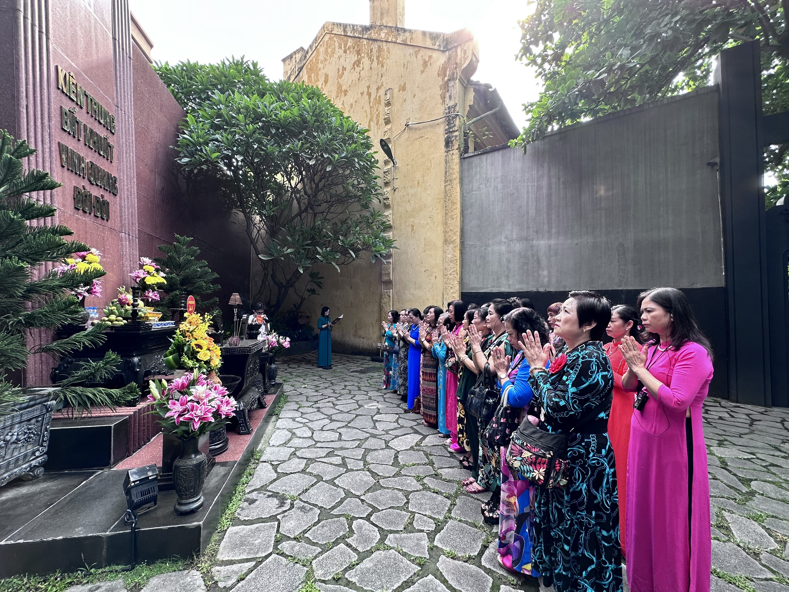 Câu lạc bộ Phụ nữ Thủ đô tham quan di tích lịch sử Nhà tù Hỏa Lò - ảnh 1