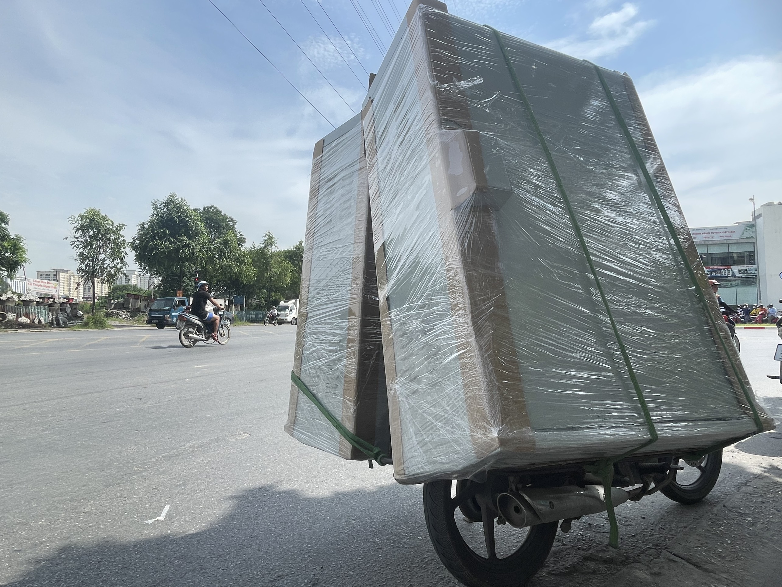 Mạnh tay xử lý xe mô tô chở hàng