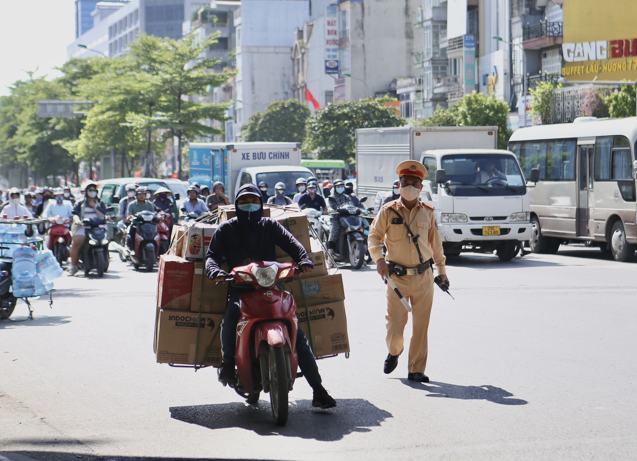 CSGT xử phạt xe máy chở hàng cồng kềnh, người điều khiển phân trần chủ bảo sao thì làm vậy - ảnh 1