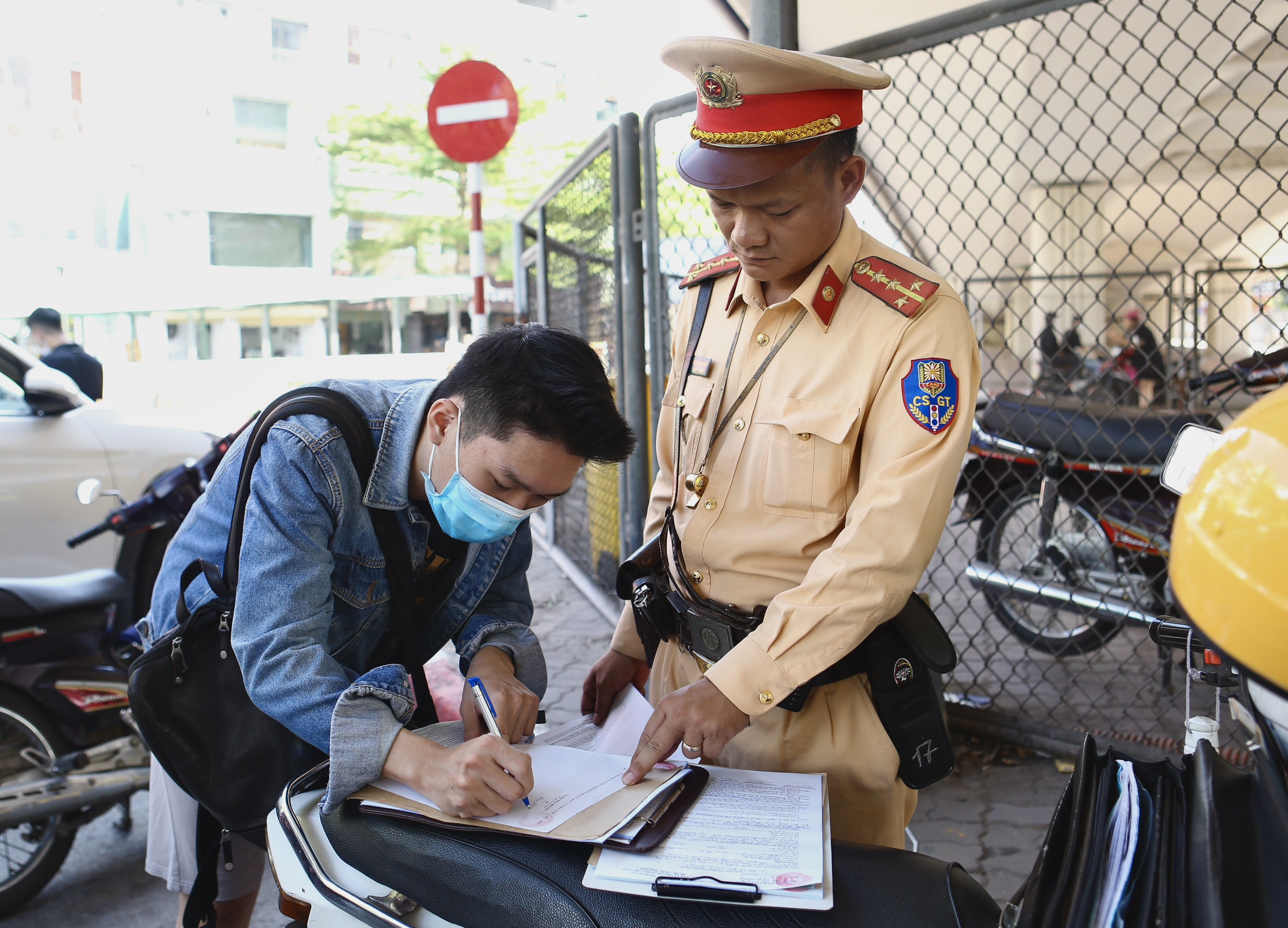 CSGT xử phạt xe máy chở hàng cồng kềnh, người điều khiển phân trần chủ bảo sao thì làm vậy - ảnh 3