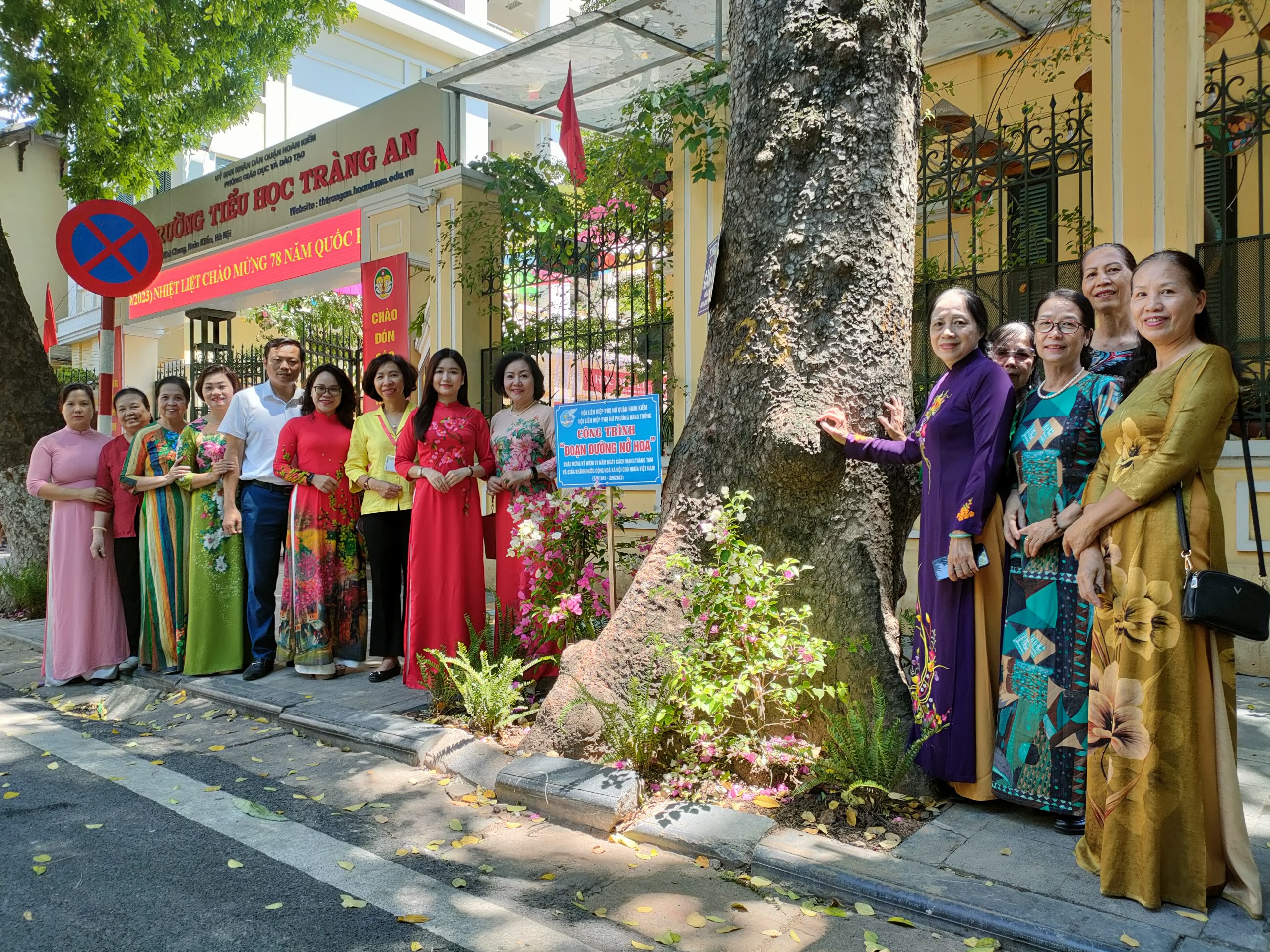 Hội LHPN phường Hàng Trống: Dâng hương tại Di tích lịch sử và nghiệm thu công trình “Đoạn đường nở hoa” - ảnh 1