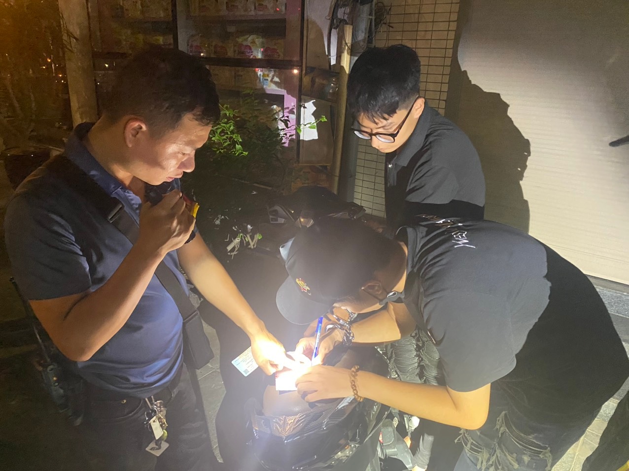Nghỉ lễ, hai nam thanh niên mua cần sa về sử dụng gặp ngay cảnh sát 141 - ảnh 2