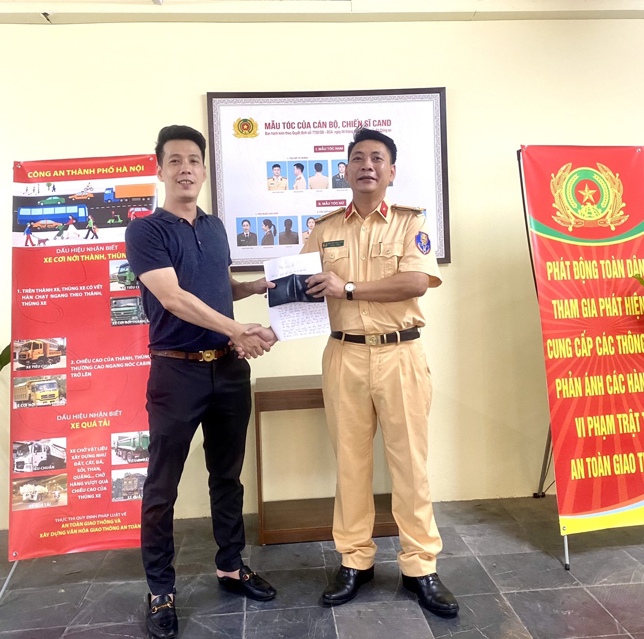 Hành động ý nghĩa của cảnh sát giao thông đối với tài sản công dân bị đánh mất - ảnh 1