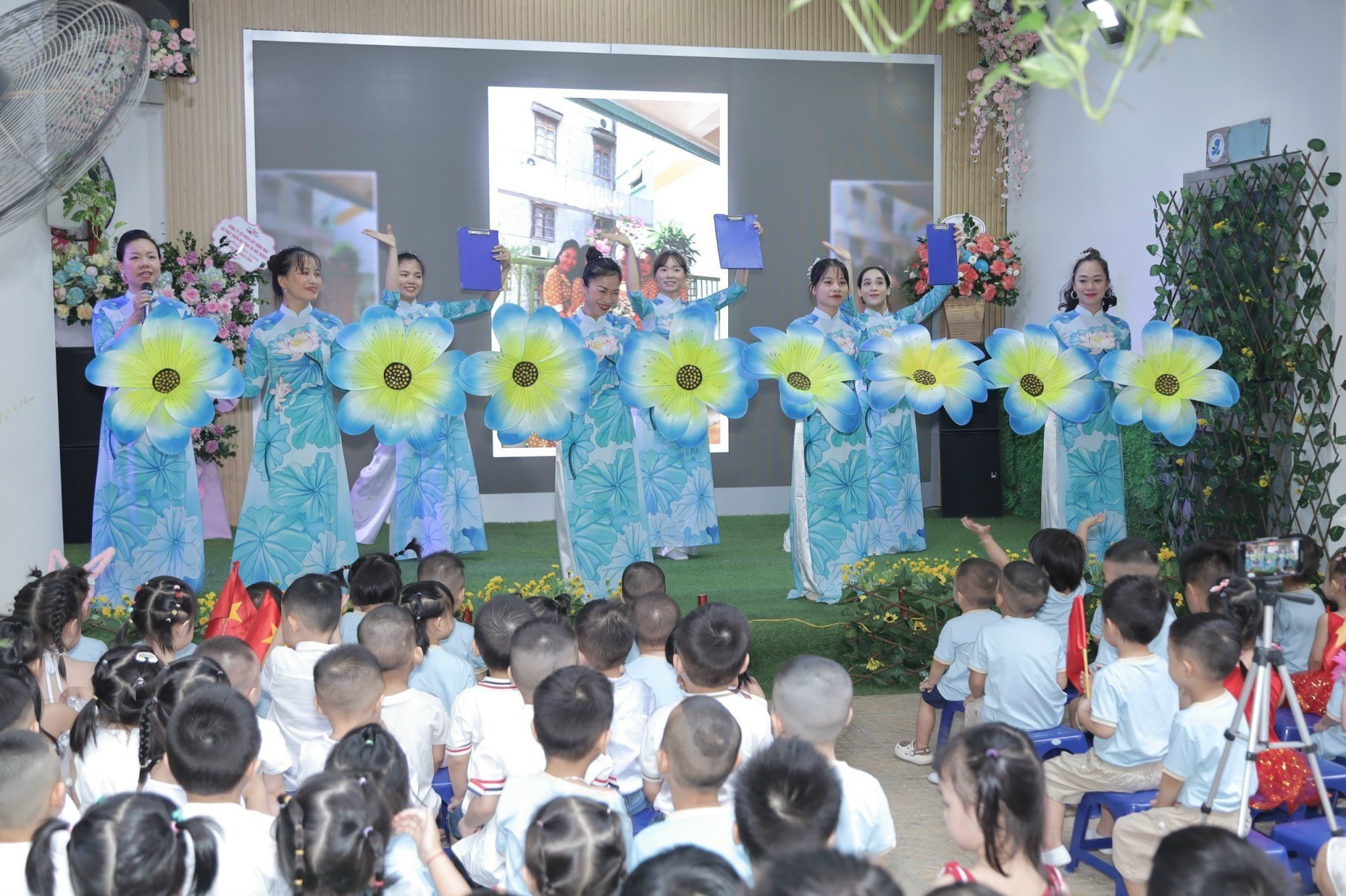 Sôi nổi ngày “Toàn dân đưa trẻ đến trường” - ảnh 2
