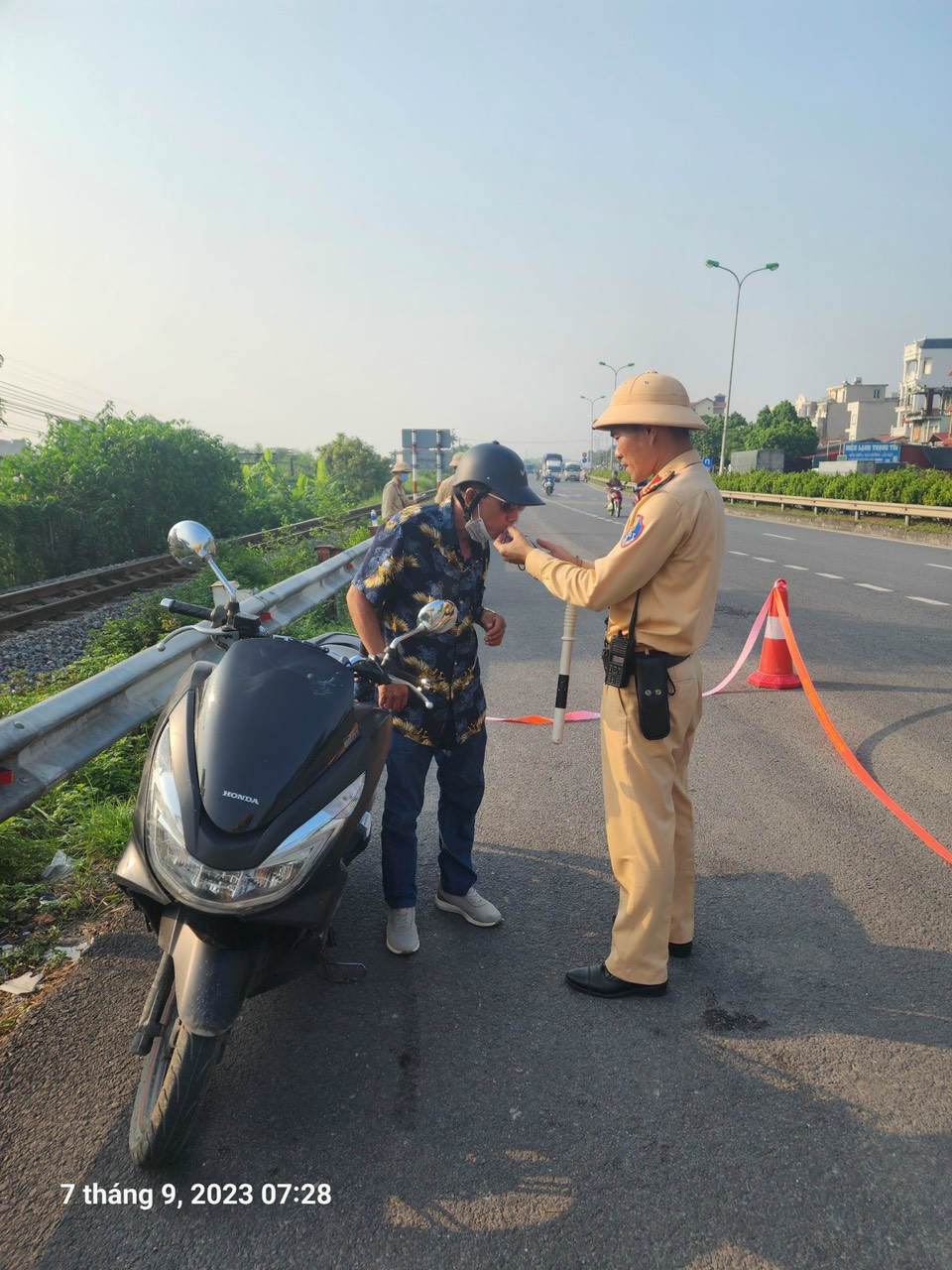 Kiểm tra, xử lý các phương tiện vi phạm về nồng độ cồn và chạy quá tốc độ - ảnh 1