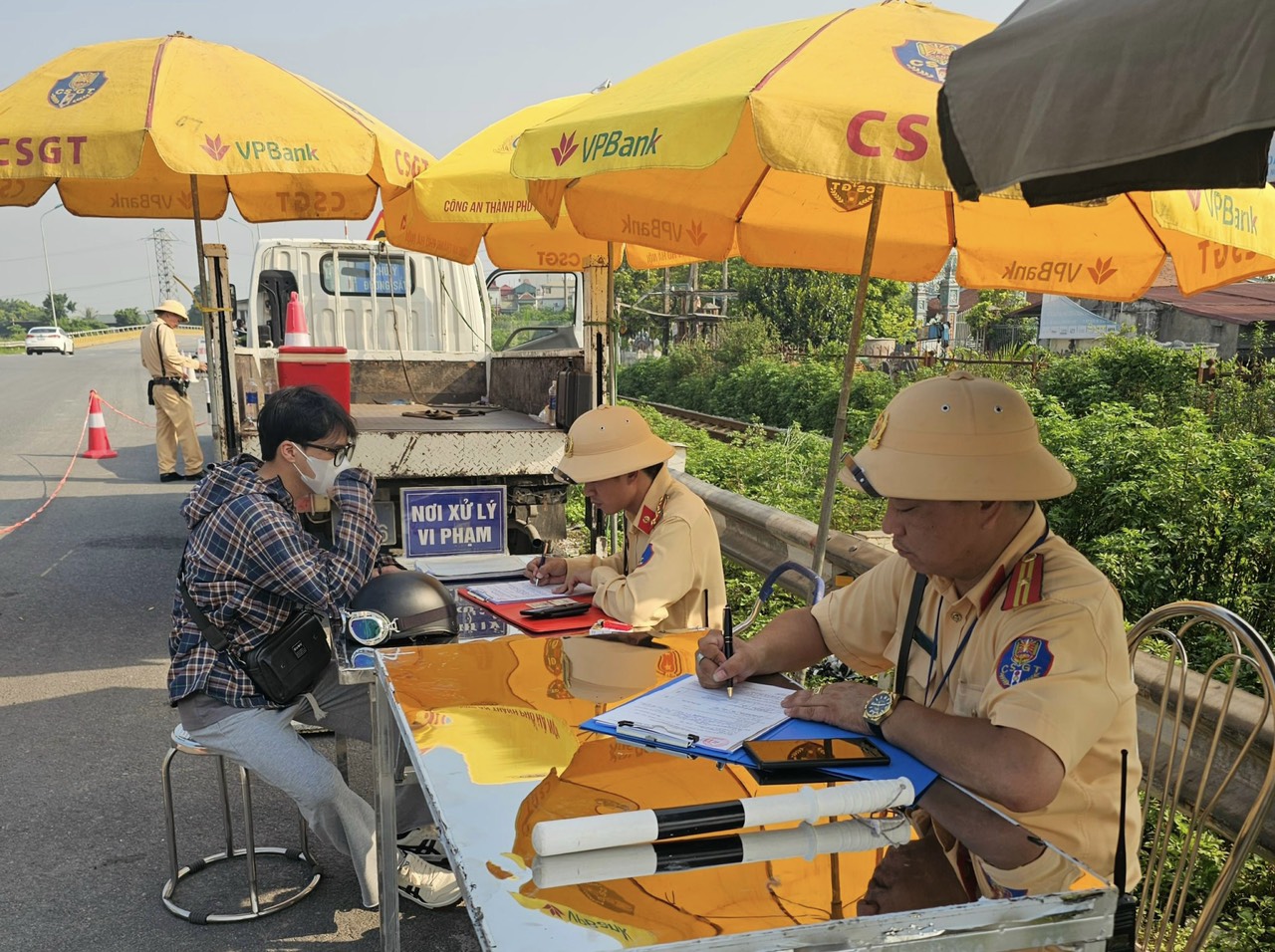 Kiểm tra, xử lý các phương tiện vi phạm về nồng độ cồn và chạy quá tốc độ - ảnh 2
