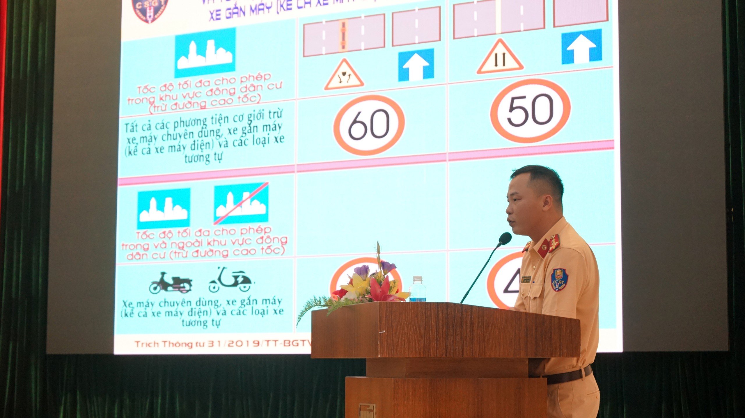 Nâng cao kiến thức pháp luật về TTATGT cho sinh viên - ảnh 1