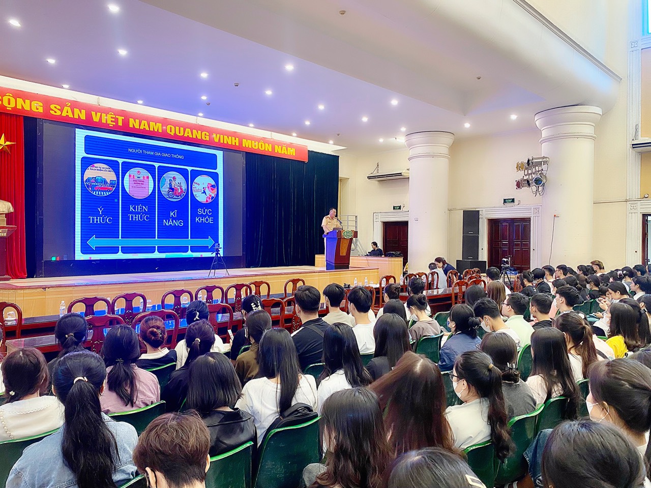 Tăng cường tuyên truyền Luật giao thông đường bộ cho học sinh, sinh viên trong tháng ATGT - ảnh 1