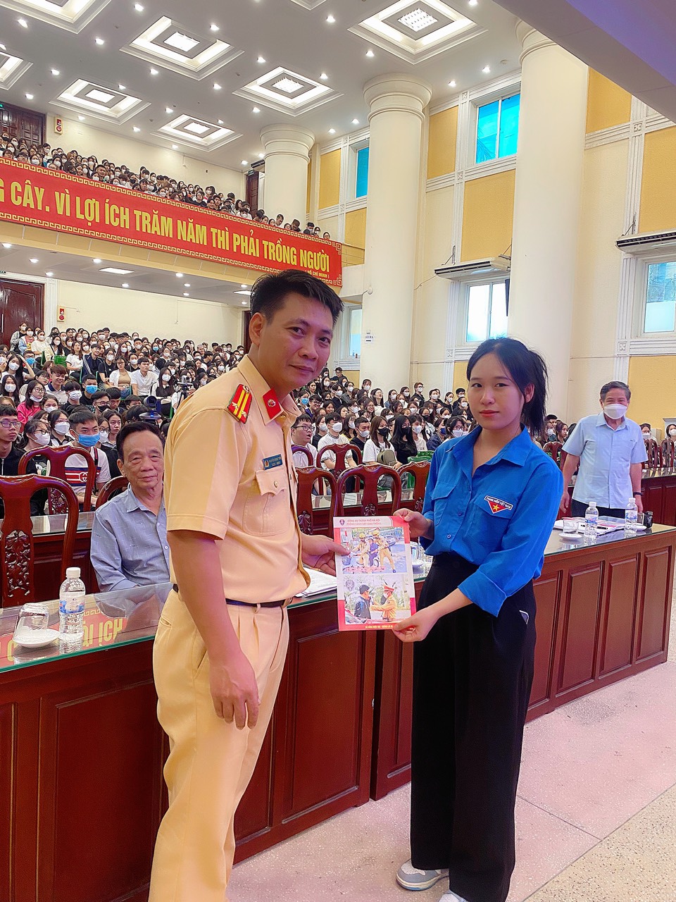 Tăng cường tuyên truyền Luật giao thông đường bộ cho học sinh, sinh viên trong tháng ATGT - ảnh 2