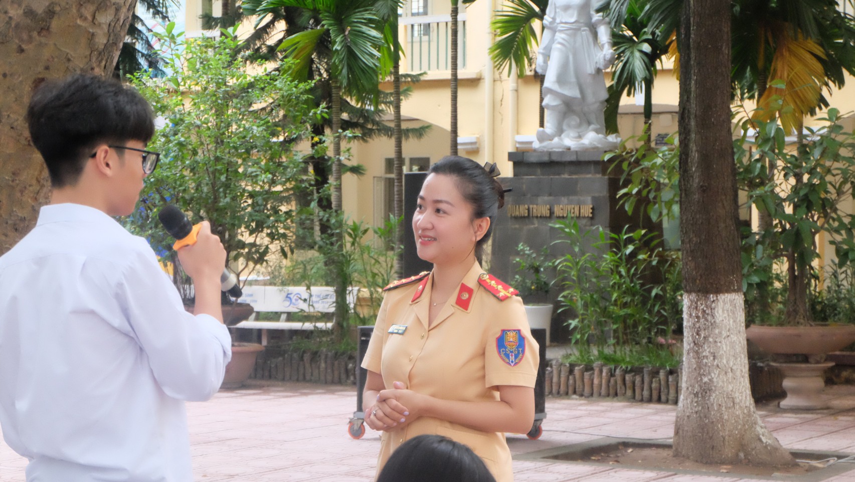 Nâng cao ý thức đảm bảo ATGT cho học sinh Trường THPT Quang Trung - ảnh 2