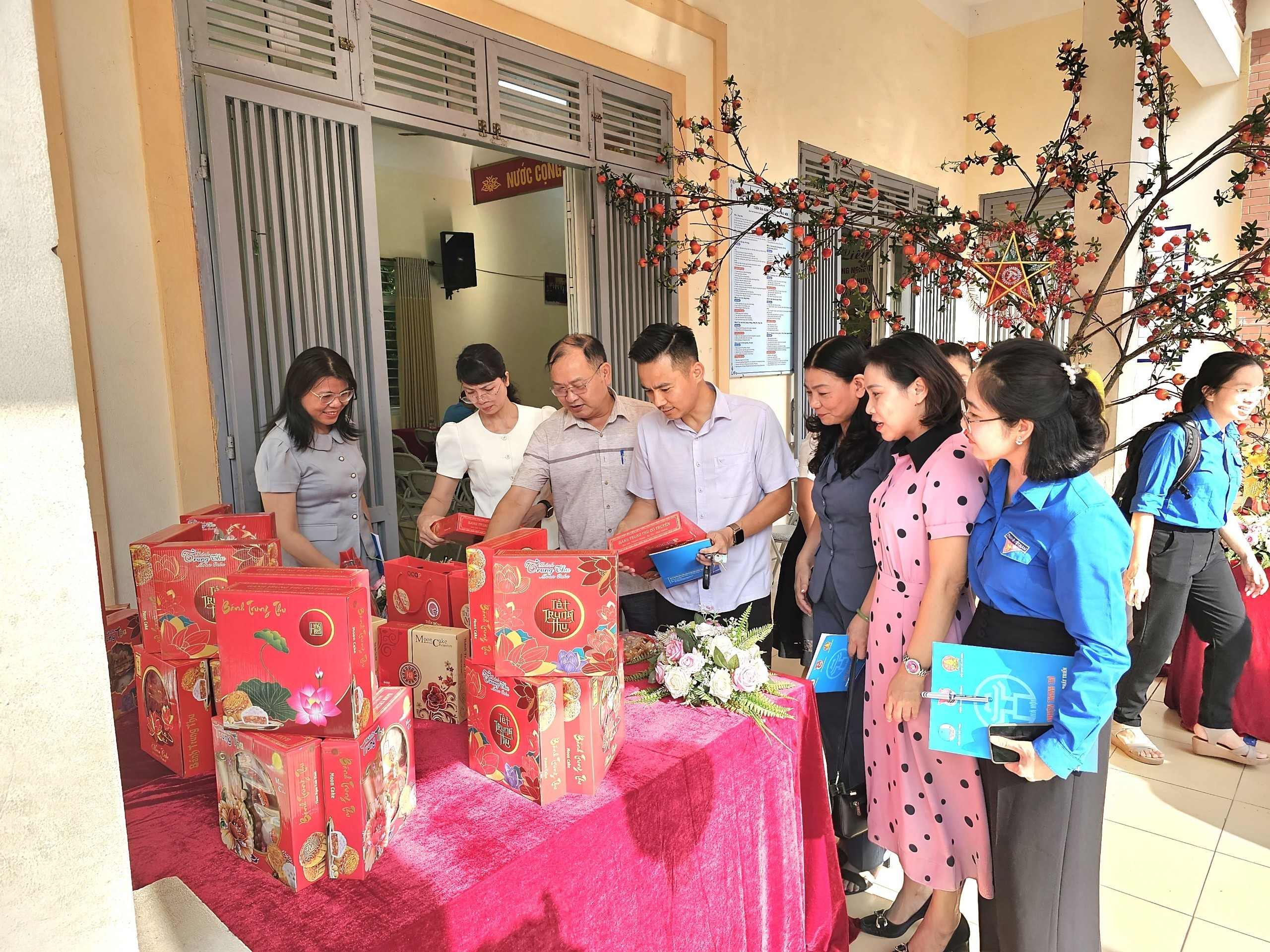 Gìn giữ tinh hoa bánh trung thu cổ truyền qua Liên hoan Bàn tay vàng Làng nghề truyền thống năm 2023 - ảnh 1