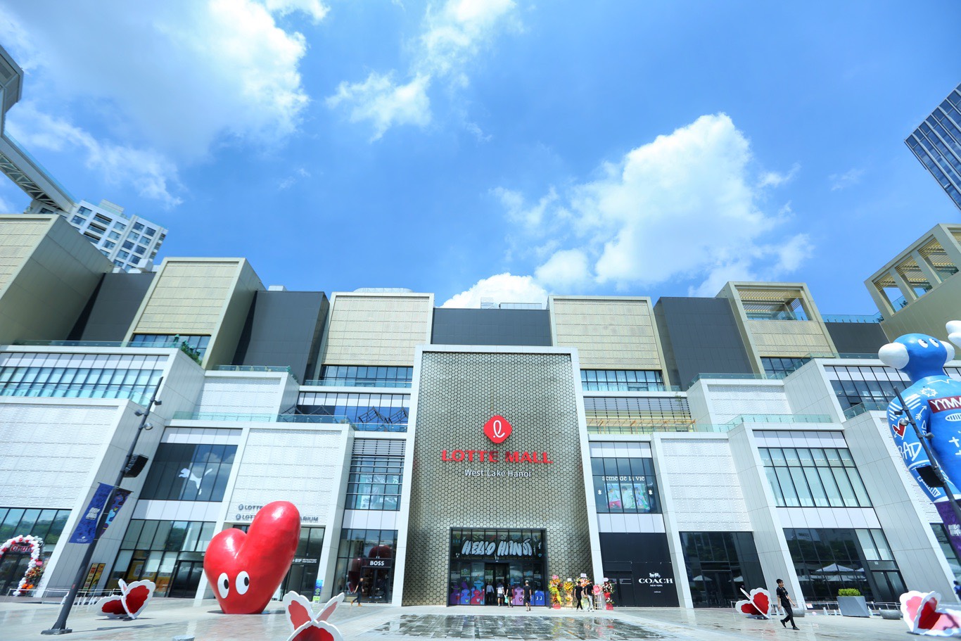 Lotte Mall West Lake Hà Nội đón hàng nghìn lượt khách trong ngày đầu khai trương chính thức - ảnh 1