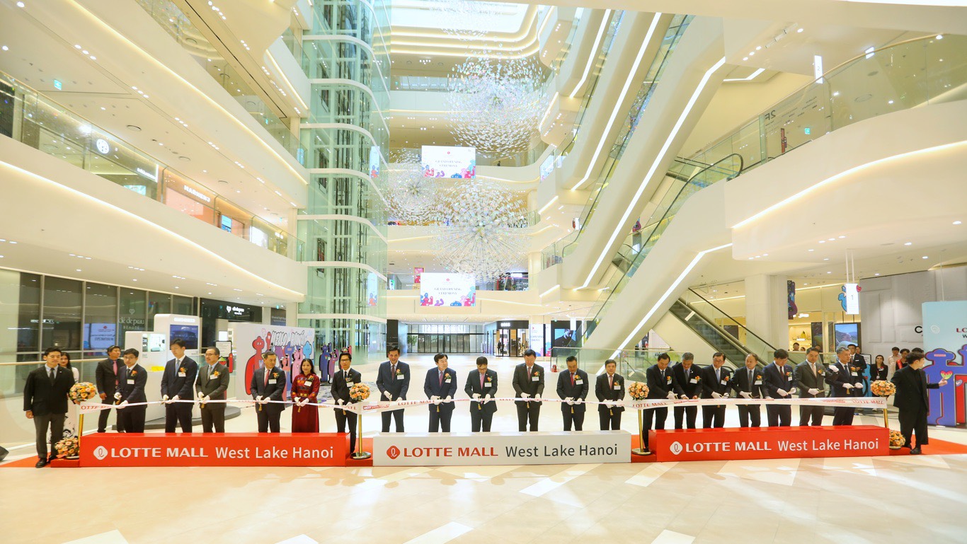 Lotte Mall West Lake Hà Nội đón hàng nghìn lượt khách trong ngày đầu khai trương chính thức - ảnh 4